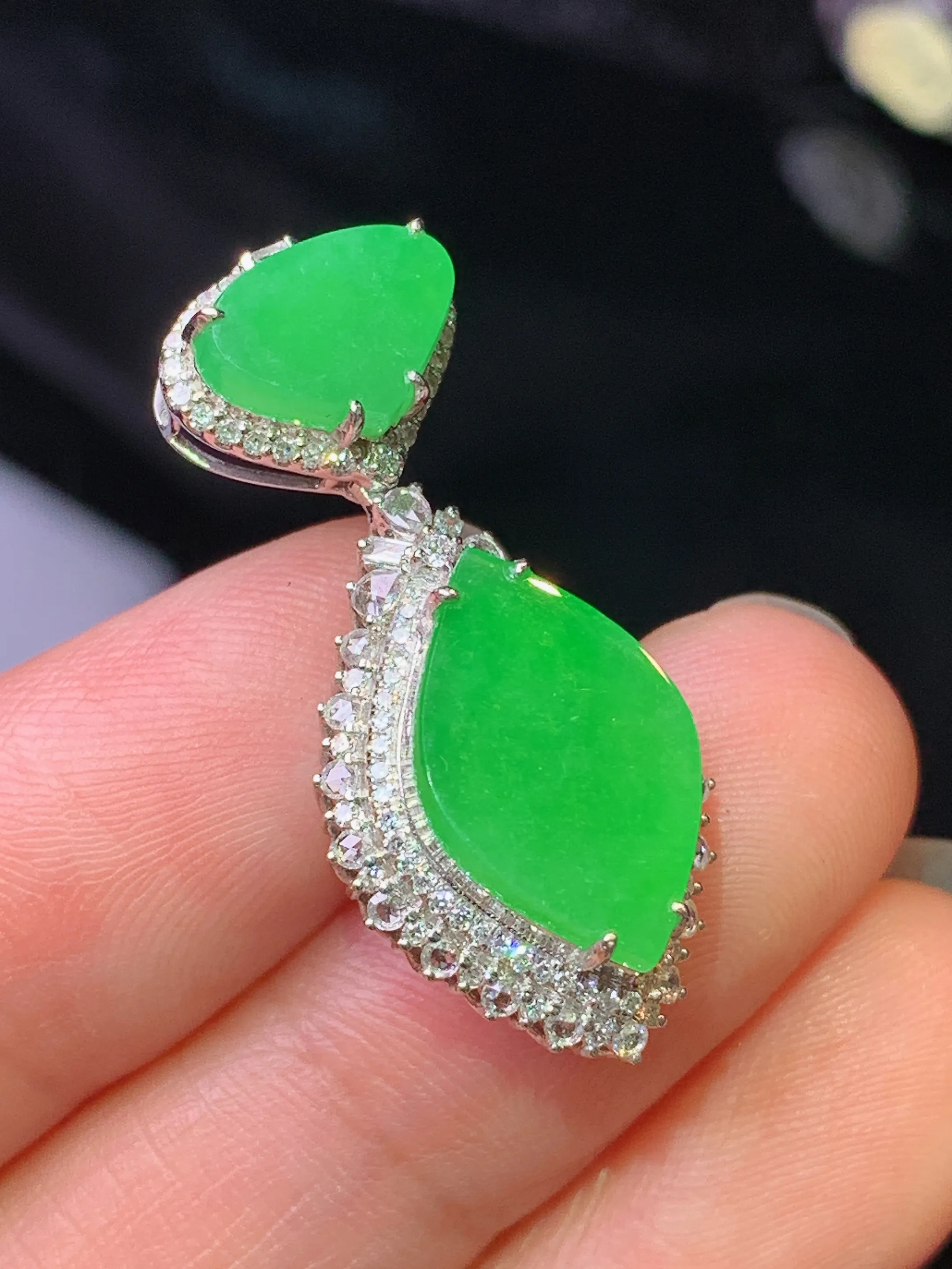 18k金钻镶嵌满绿随形吊坠 玉质细腻 色泽清新艳丽 整体尺寸30.3*14*8.5