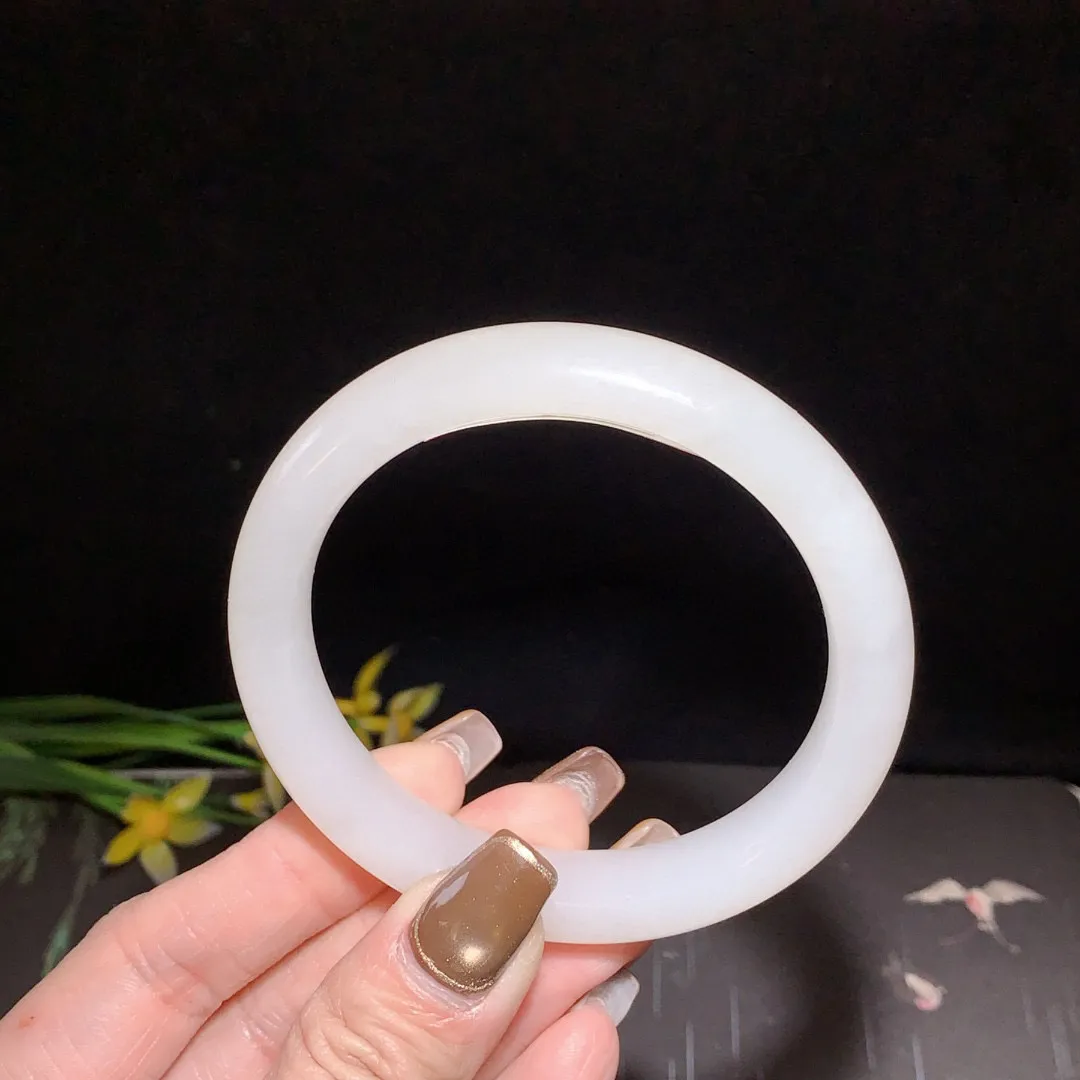 和田玉59圈口羊脂白手镯！玉质细腻油润 底色纯净 无裂无杂 脂粉好，品质高