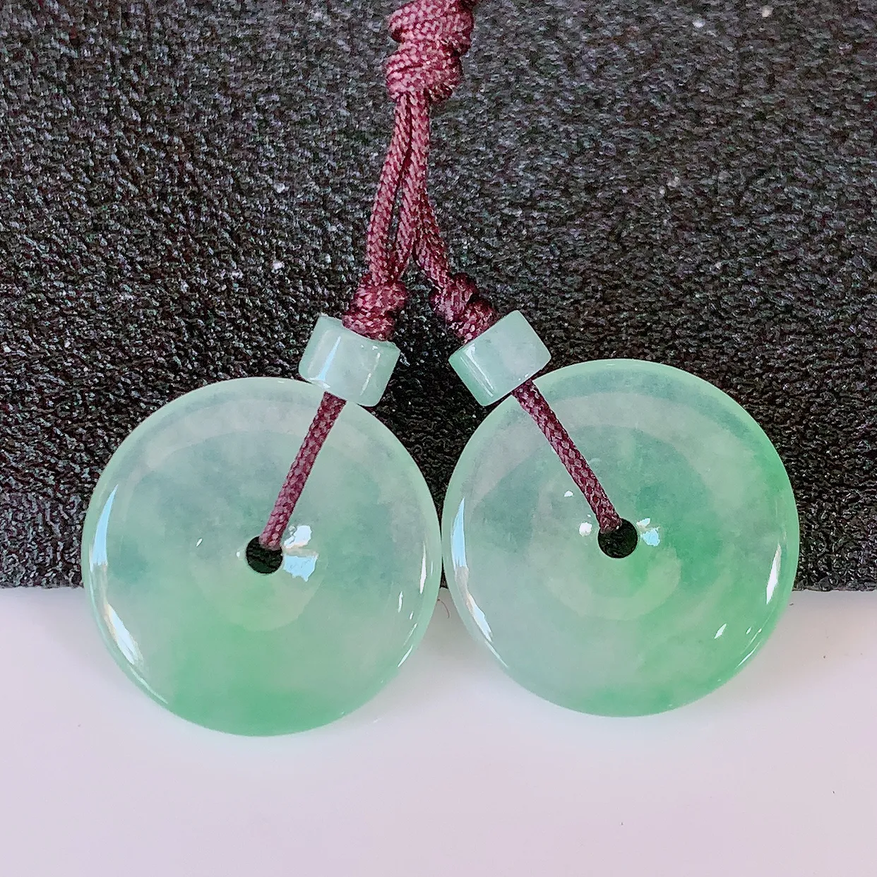 自然光实拍，冰种飘绿翡翠一对平安扣耳坠，翠色灵动，玉质细腻，颜色漂亮，品相佳，佩戴佳品！配银线 #4