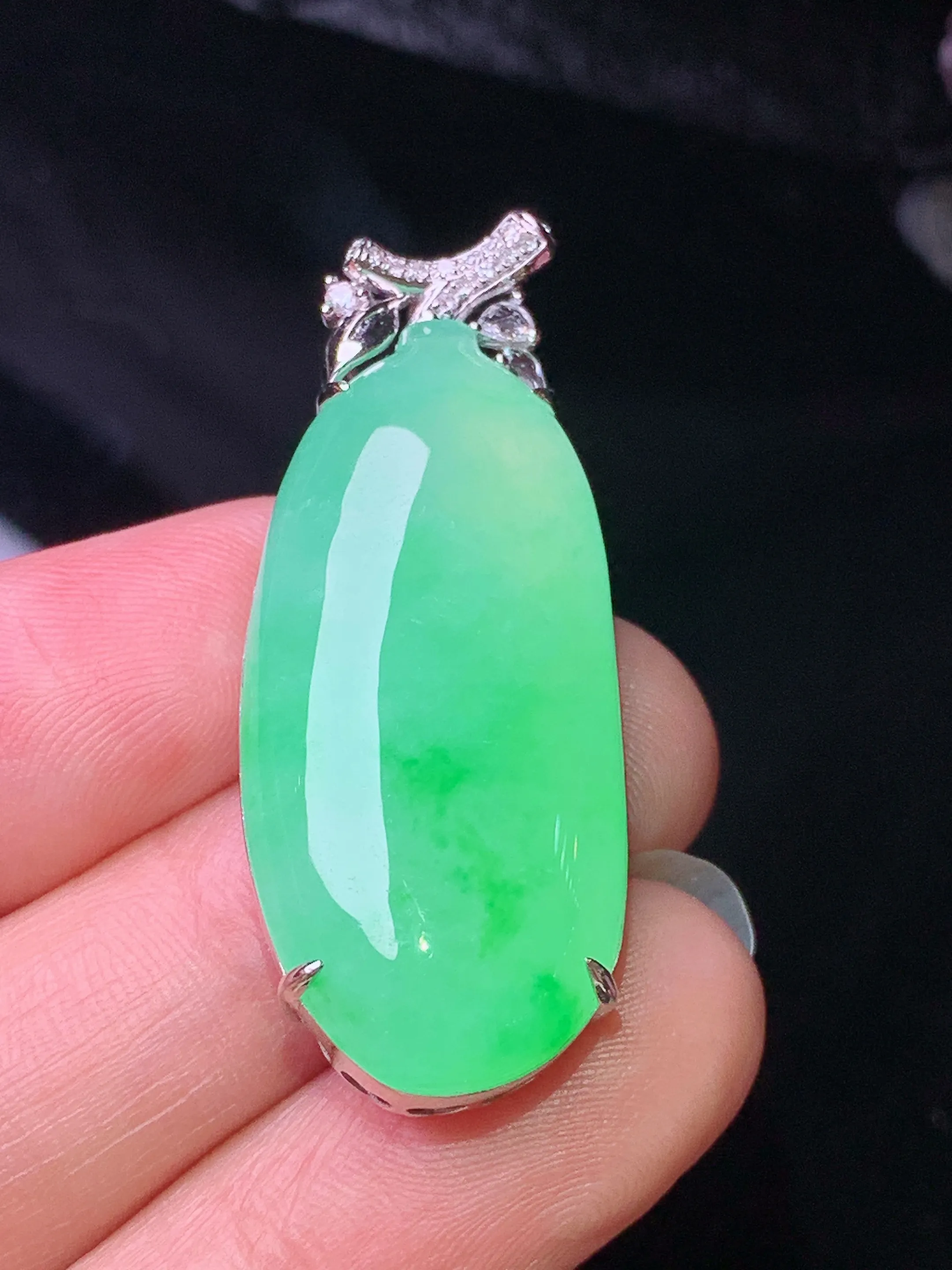 18k金钻镶嵌翠绿福瓜吊坠 玉质细腻 色泽清新艳丽 整体尺寸39.5*15.7*8.7