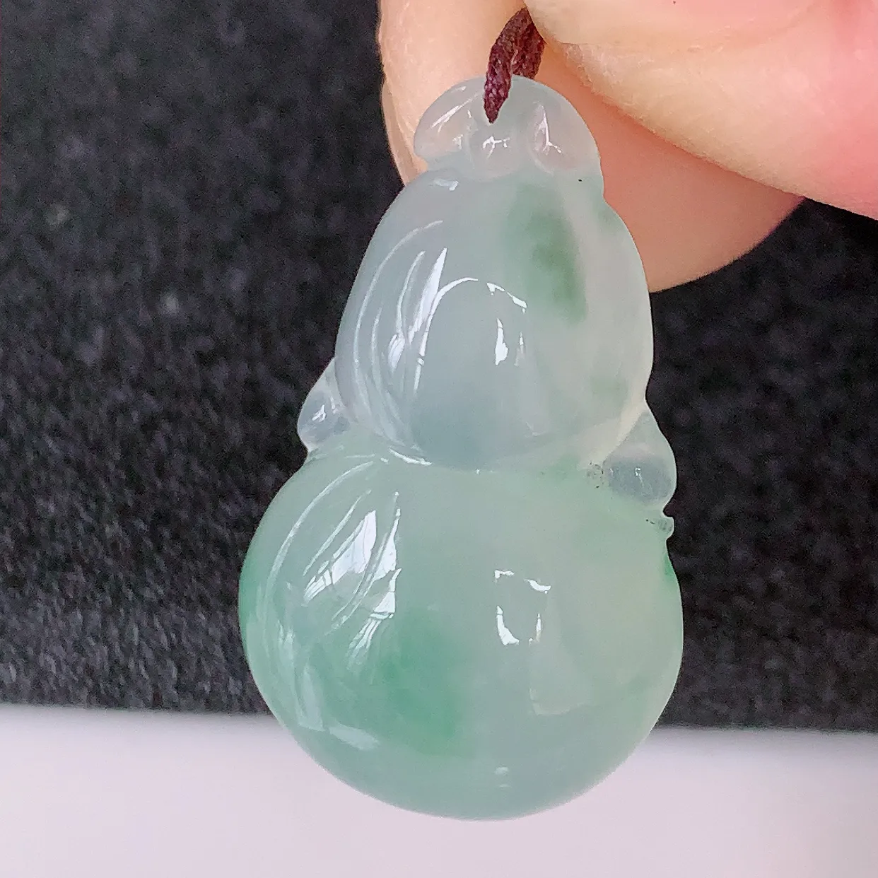 自然光实拍，冰种飘花翡翠葫芦吊坠，寓意福禄双全，财源滚滚，清新脱俗，佩戴效果优雅迷人！#57.24