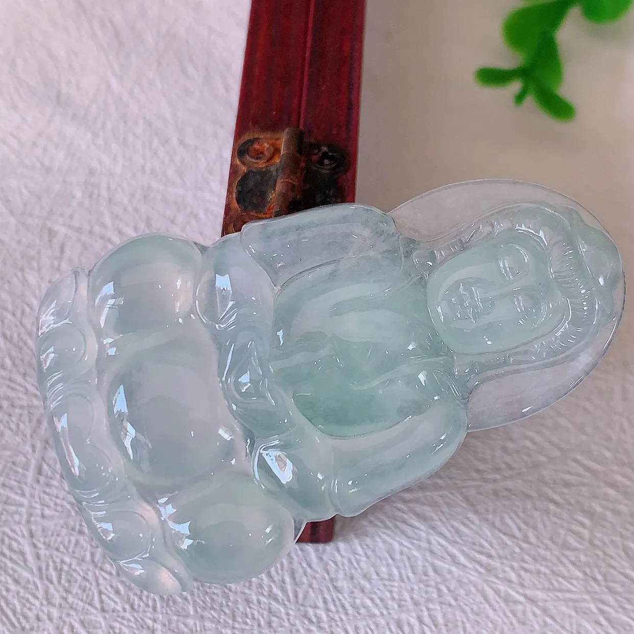 自然光实拍，冰种翡翠观音菩萨吊坠，赐福翡翠观音，冰透，起强玻璃光泽，观音面相慈祥，雕琢细致，佩戴气质！#60.26