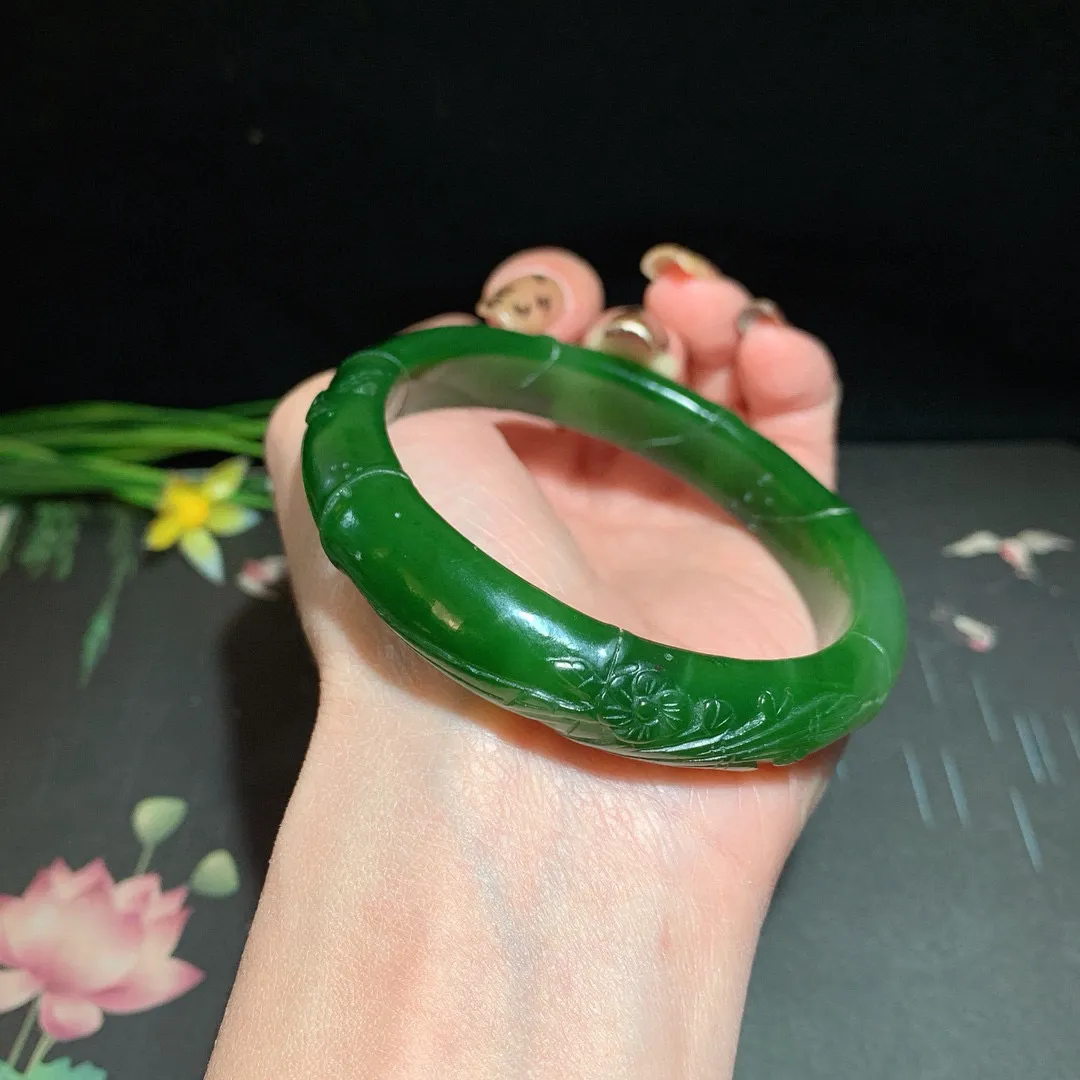 和田玉59圈口菠菜绿雕花碧玉手镯！玉质细腻油润 底色纯净 无裂无棉 脂粉好，品质高