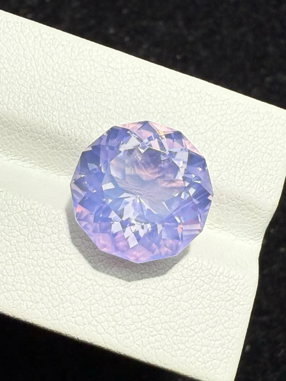 【高端珠宝】天然极美浪漫薰衣草紫晶裸石
重量: 10.16ct  规格: 13.7*13.7*9.8毫米
精湛切工，满身火彩
台面大，实物更美，可以代镶嵌设计。