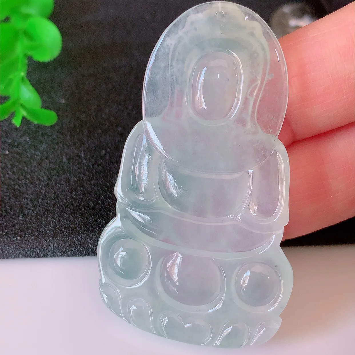 自然光实拍，冰种翡翠正装观音菩萨吊坠，赐福观音，种水上乘，晶莹剔透，起强玻璃光泽。慈祥端庄！#60.26