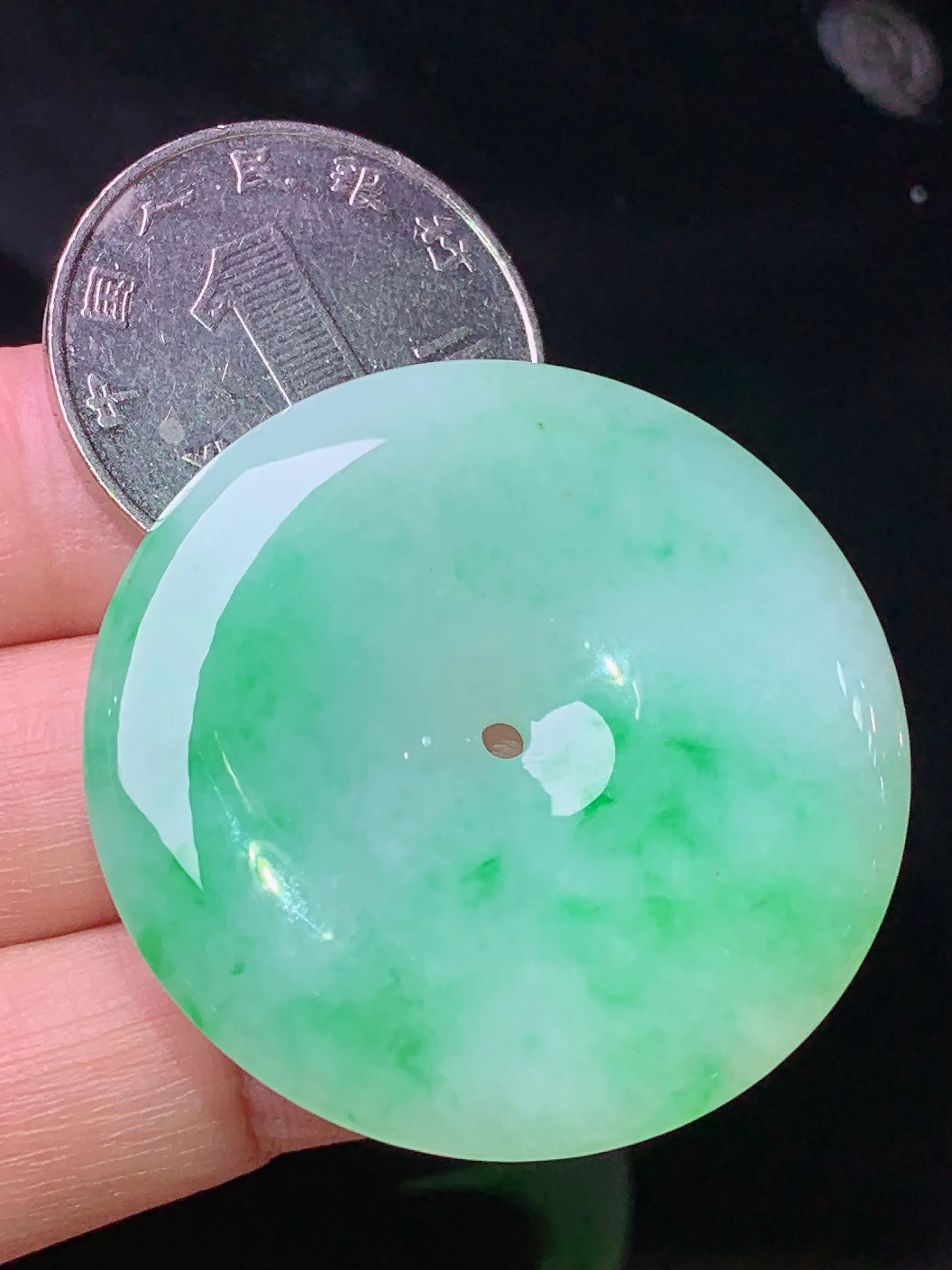 翠绿平安扣吊坠 玉质细腻 色泽清新艳丽 整体尺寸38*6