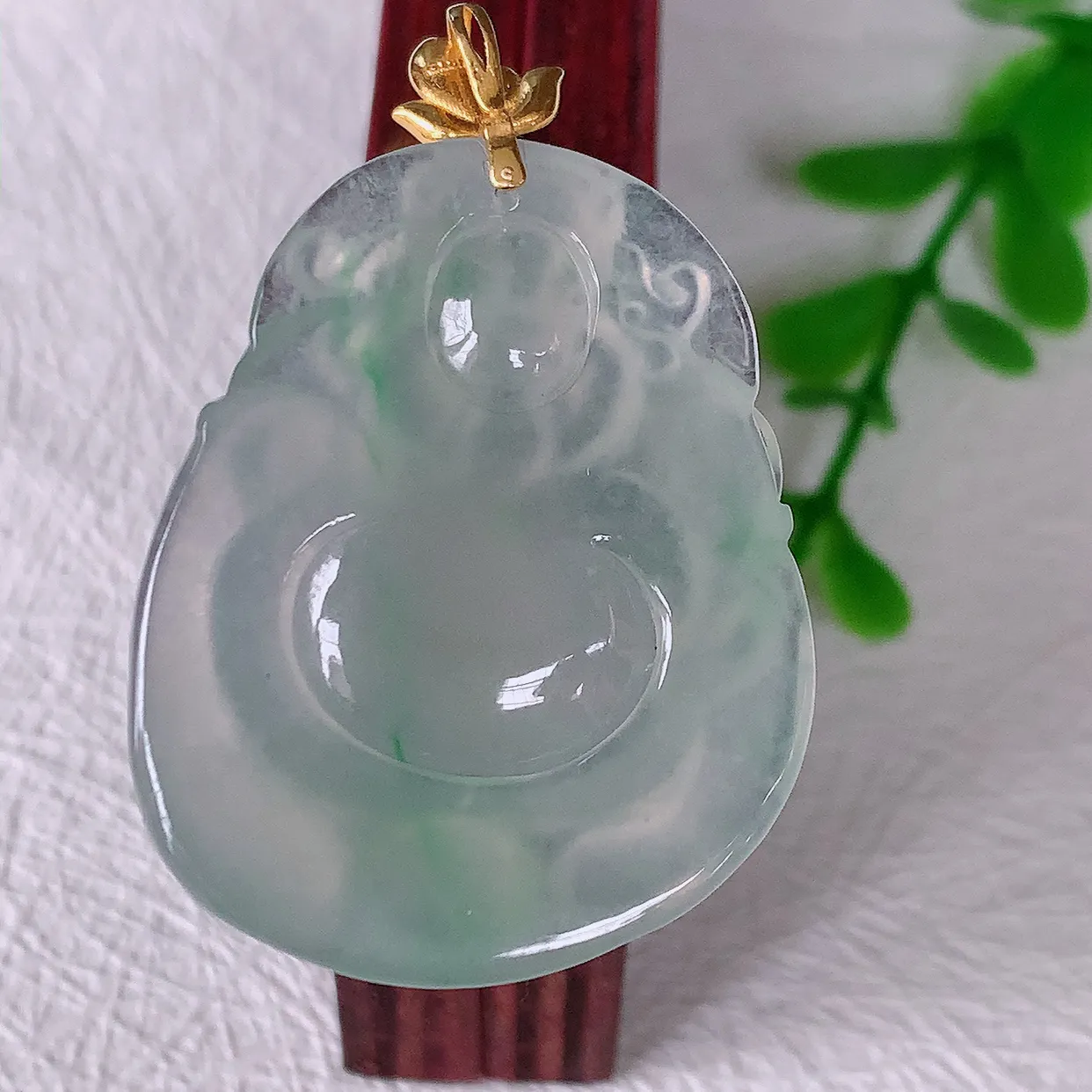 自然光实拍，18K金镶嵌冰种飘绿翡翠招财财神爷吊坠，财神到你家里来，年年月月发大财，形态极为讨喜， 佩戴效果招财迷人#1.24整体39裸石33*26.5*5.6