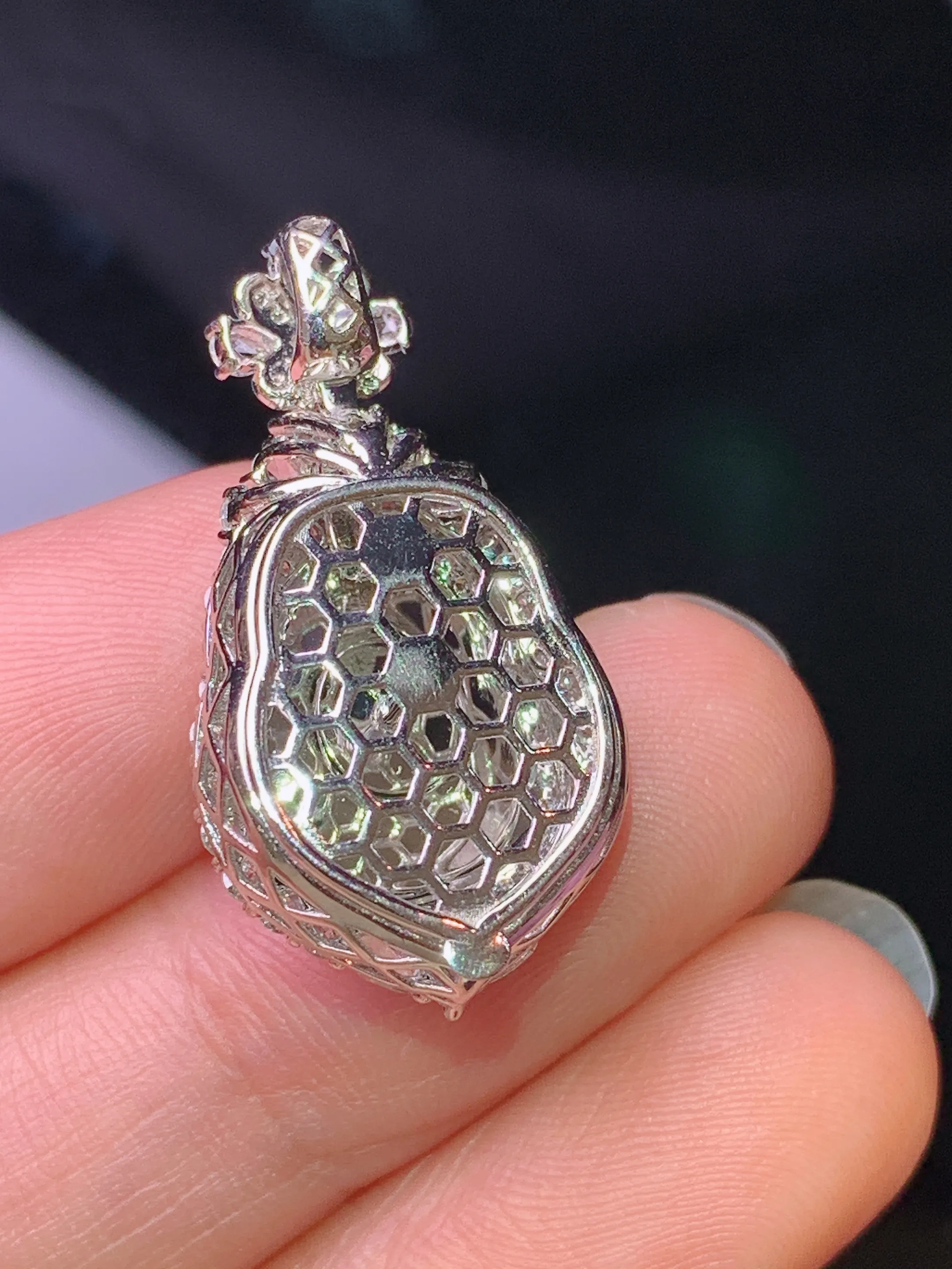 18k金钻镶嵌满绿葫芦吊坠 玉质细腻 色泽清新艳丽 整体尺寸28.2*14.8*9.7