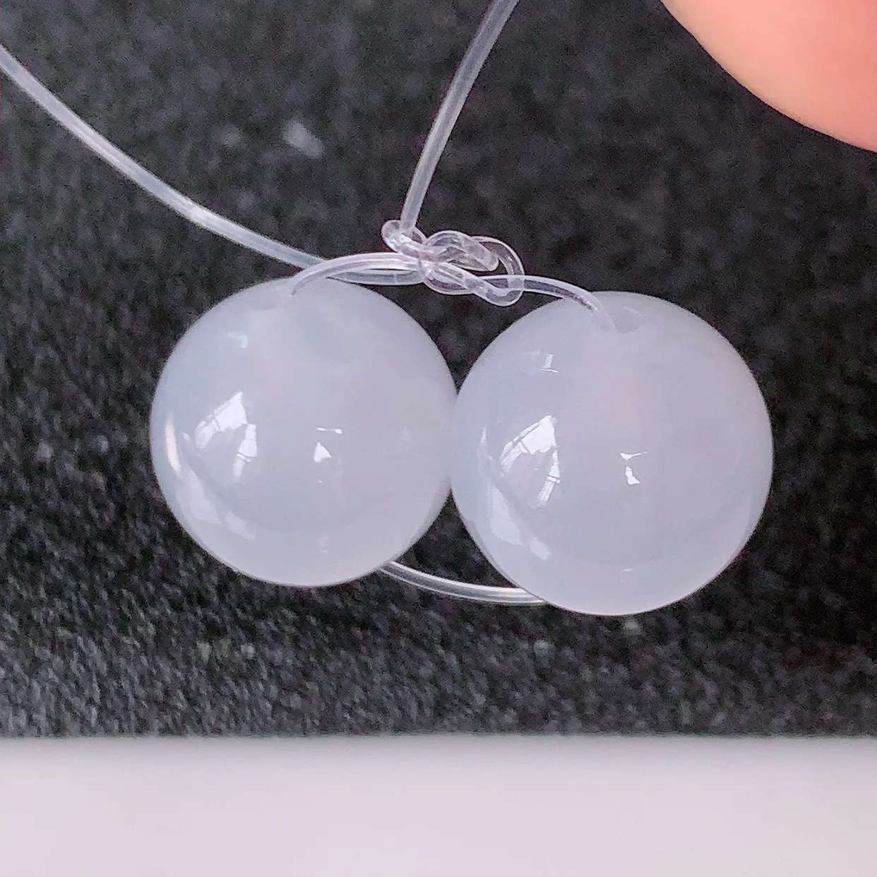 自然光实拍，冰种翡翠转运珠、路路通吊坠，寓意时来运转、财源滚滚，款式新颖时尚，日常百搭的款！配银链#41.24尺寸10.8