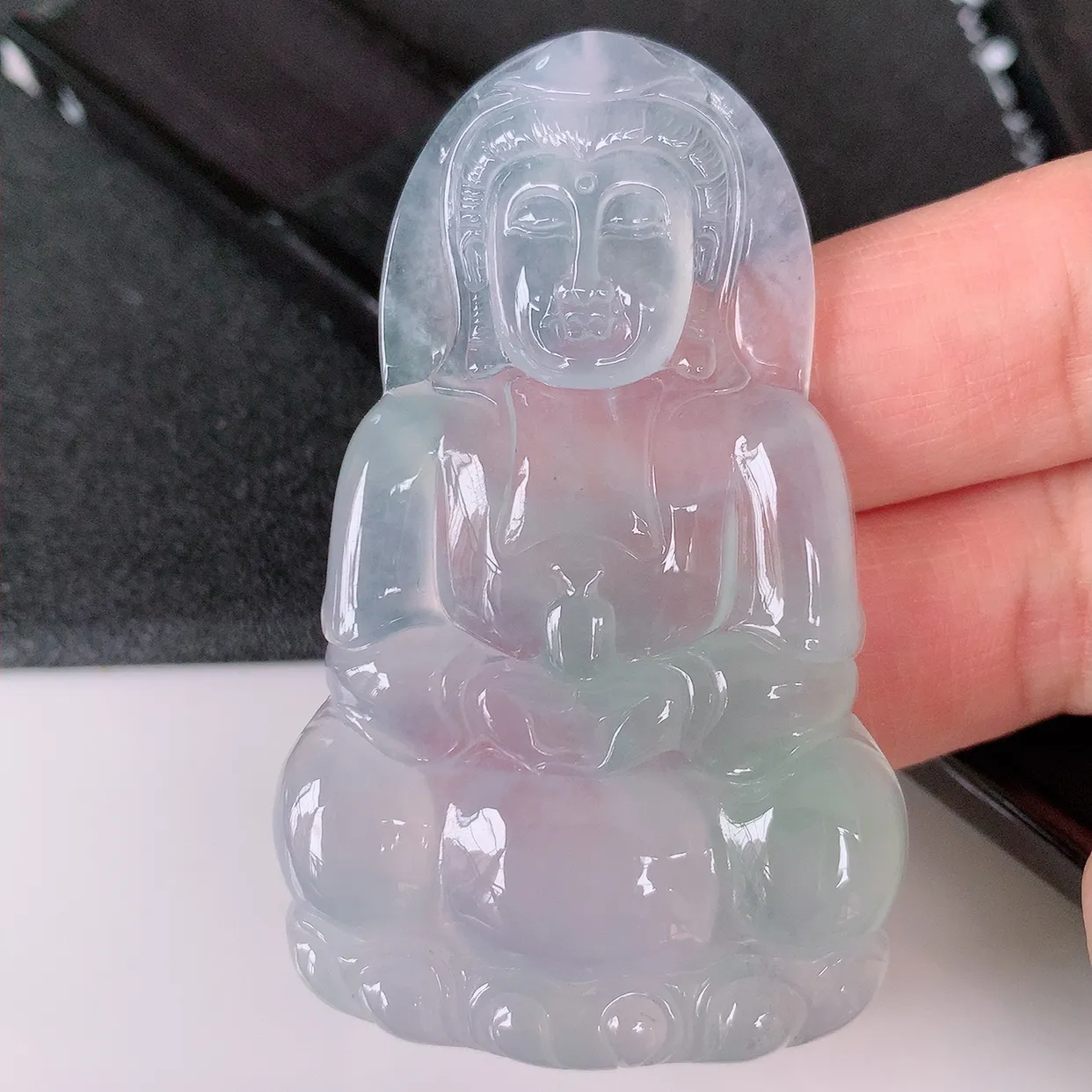 自然光实拍，大件冰种翡翠正装观音吊坠，赐福翡翠观音菩萨，冰透，起强玻璃光泽，观音面相慈祥，雕琢细致，佩戴气质！#