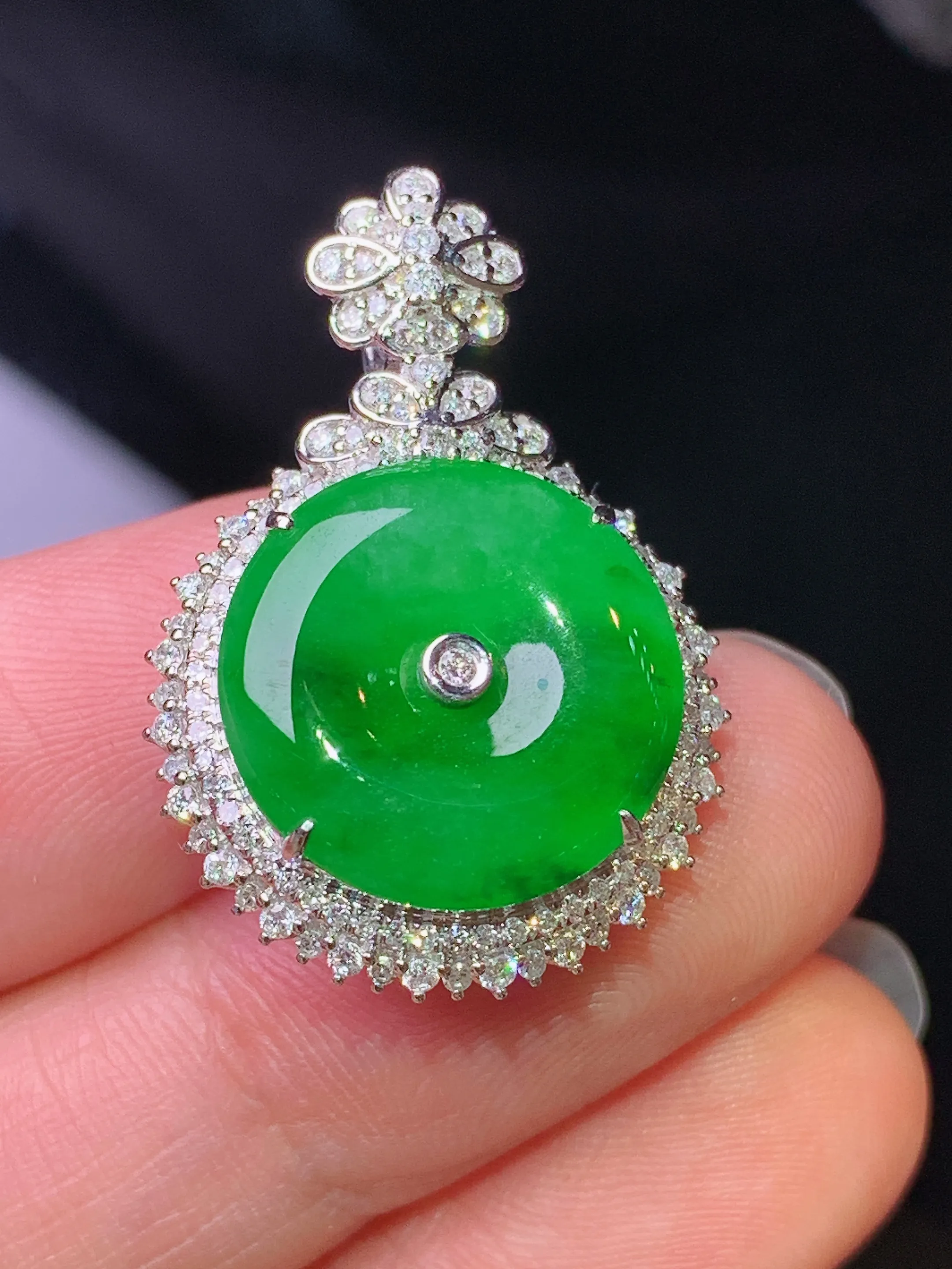 18k金钻镶嵌满绿平安扣吊坠 玉质细腻 色泽清新艳丽 整体尺寸28.2*19.5*10