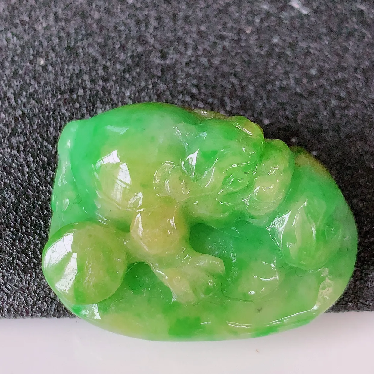 自然光实拍，水润黄加绿翡翠招财金蟾吊坠，翠色灵动，玉质细腻，颜色漂亮，品相佳，佩戴佳品！#02.24