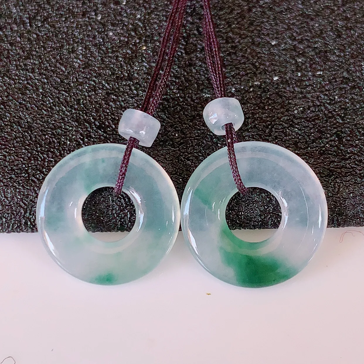 自然光实拍，冰种飘花翡翠一对平安扣耳坠，翠色灵动，玉质细腻，颜色漂亮，品相佳，佩戴佳品！配银线 #1.26尺寸13.2*2.3