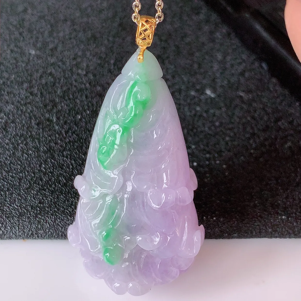 18K金镶嵌冰春带彩翡翠招百财白菜吊坠，百财聚来，财源滚滚，色泽鲜艳，精工水润的白菜，性价比高！#1.24整体43.5裸石39*22.5*11.5