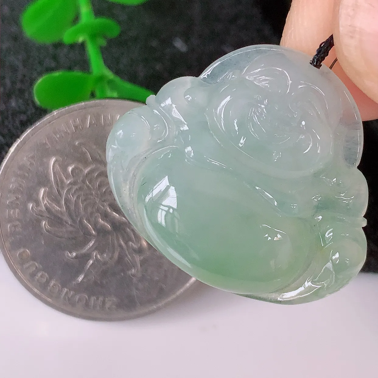 自然光实拍，冰种淡绿翡翠佛公吊坠，水灵起胶，翠色迷人，佛公在心中，一生平安，饱满圆润，开怀大笑佛公，配戴灵气十足！#46.24