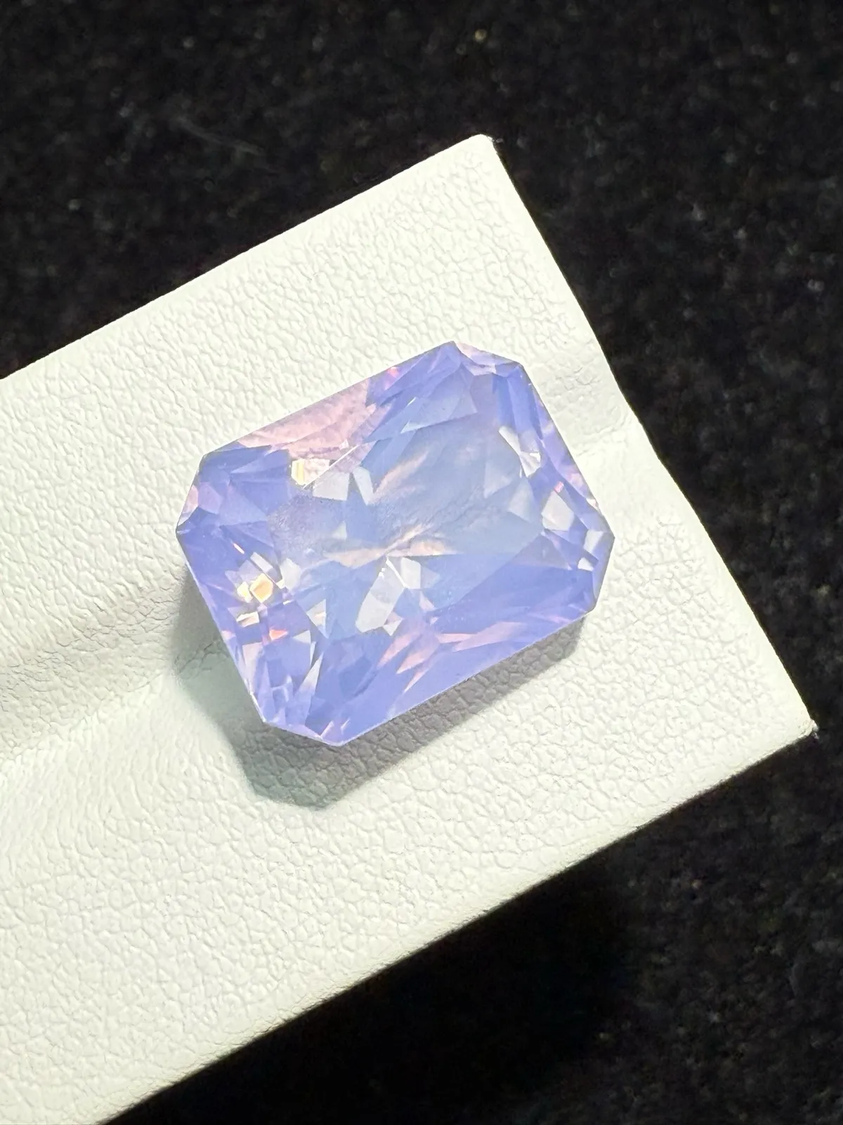 【高端珠宝】天然极美浪漫薰衣草紫晶裸石
重量: 14.16ct  规格: 16.4*12.9*10.2毫米
精湛切工，满身火彩
台面大，实物更美，可以代镶嵌设计。
