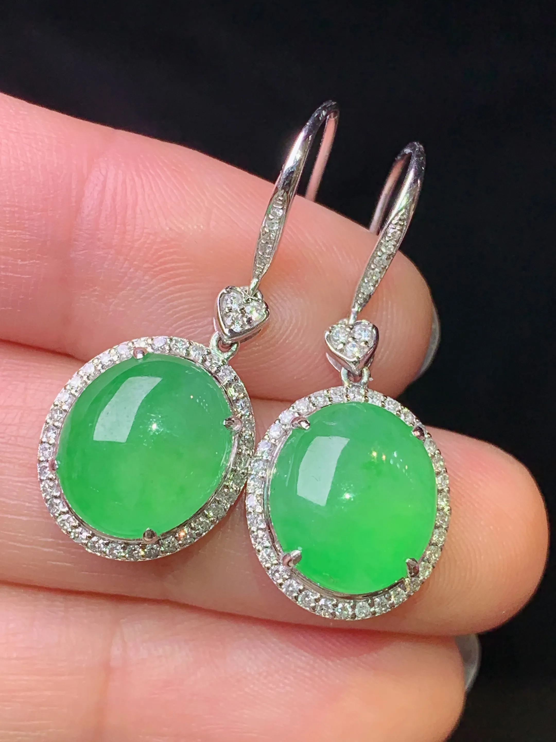 18k金钻镶嵌满绿蛋面耳坠 玉质细腻 色泽清新艳丽 整体尺寸29.5*12.3*7