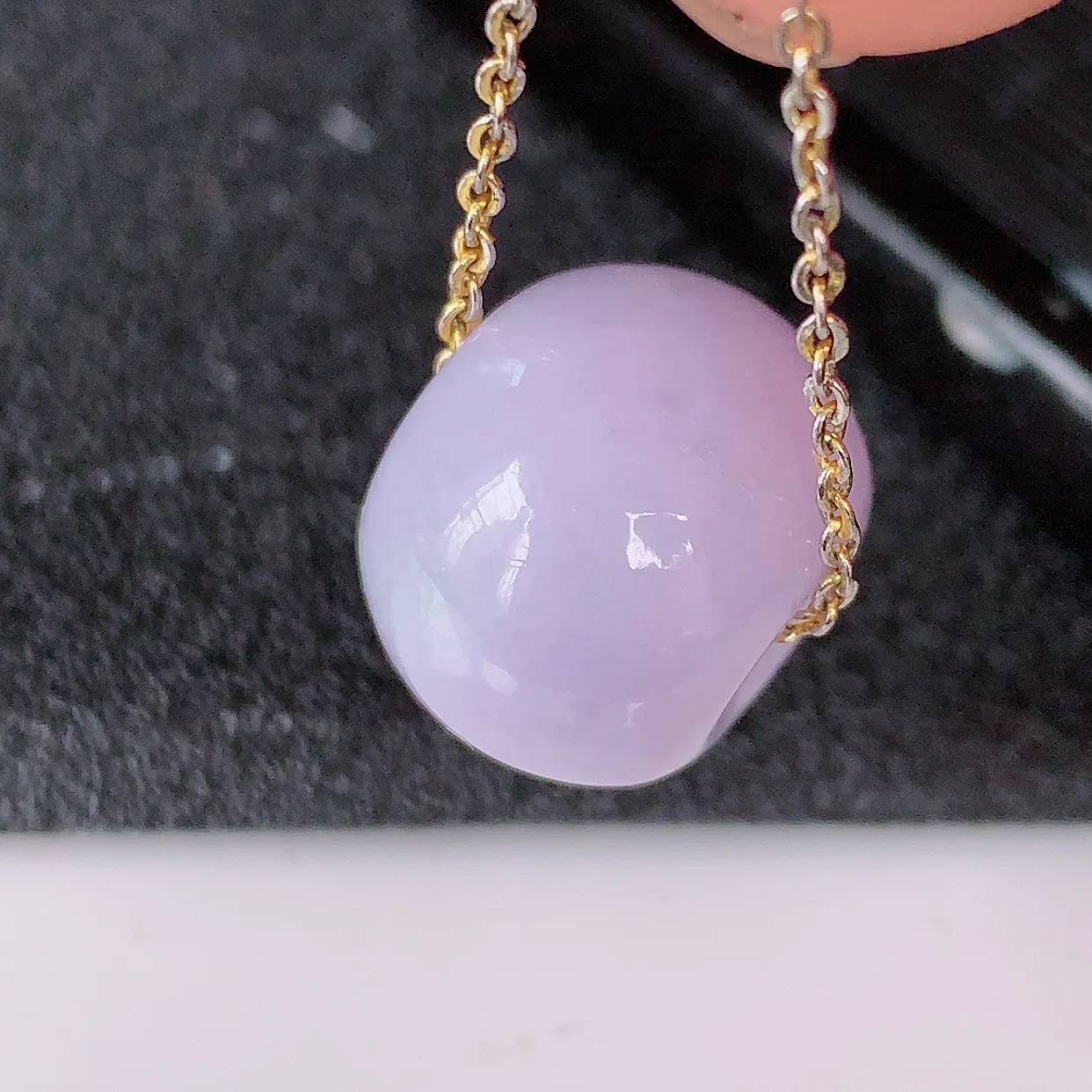 自然光实拍，冰润紫罗兰翡翠路路通吊坠，寓意时来运转、财源滚滚，款式新颖时尚，日常百搭的款！配图银链#57.24