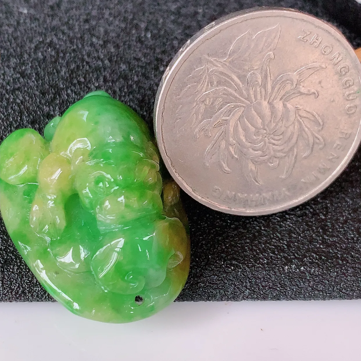 自然光实拍，水润黄加绿翡翠招财金蟾吊坠，翠色灵动，玉质细腻，颜色漂亮，品相佳，佩戴佳品！#02.24