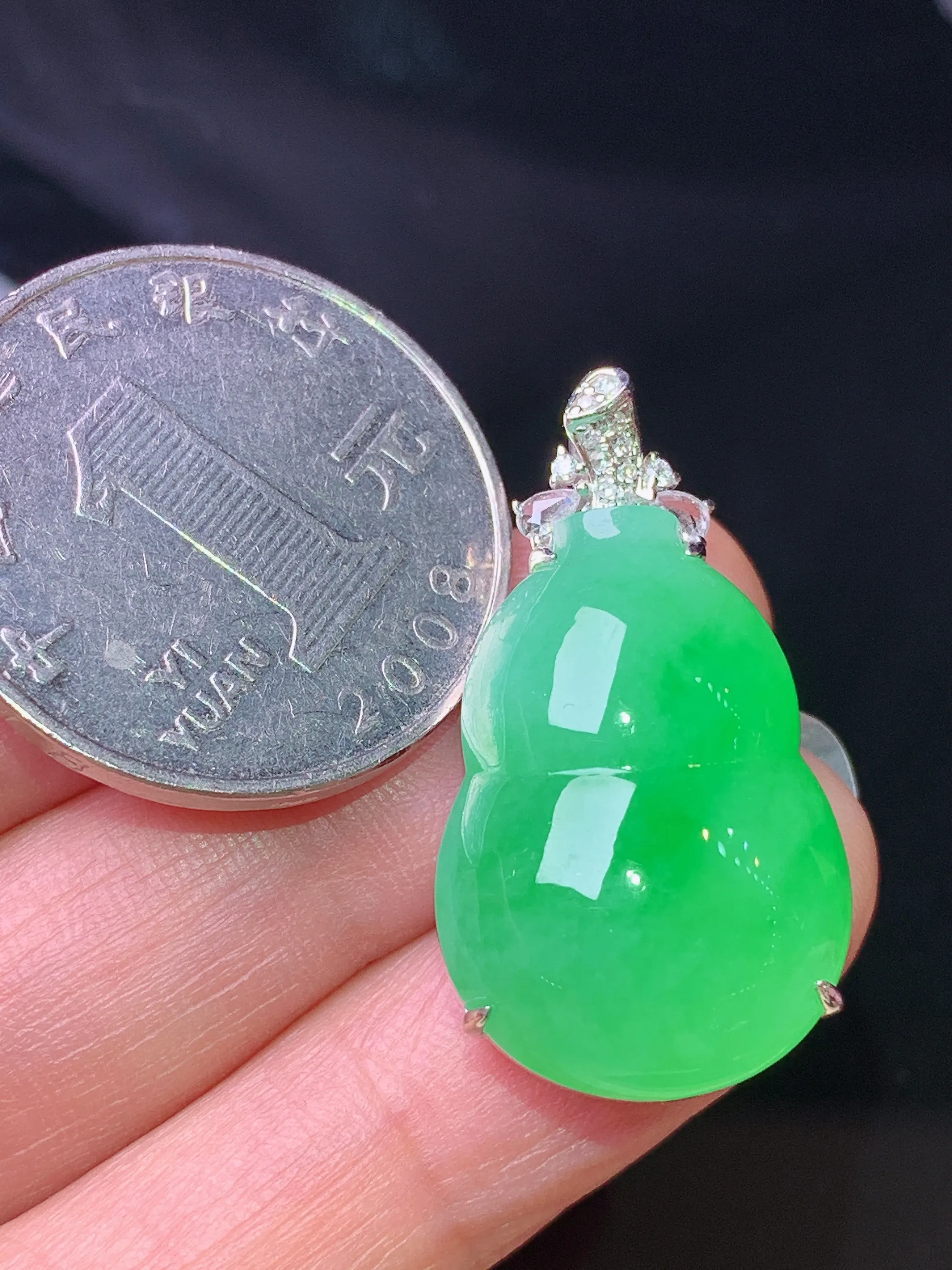 18k金钻镶嵌翠绿葫芦吊坠 玉质细腻 色泽清新艳丽 整体尺寸29.3*16.2*9.7