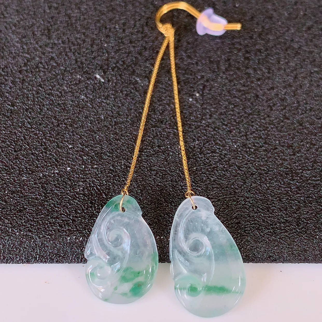 18k金镶嵌冰种飘花翡翠如意耳坠，沁人心脾，耳坠佩戴效果大气出众，尽显气质。种水好，胶感足，颜相当漂