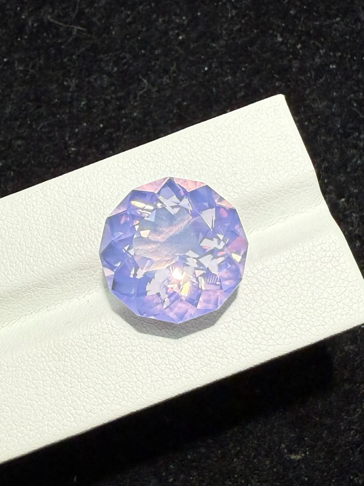 【高端珠宝】天然极美浪漫薰衣草紫晶裸石
重量: 15.525ct  规格: 16.7*16.7*10.6毫米
精湛切工，满身火彩
台面大，实物更美，可以代镶嵌设计。