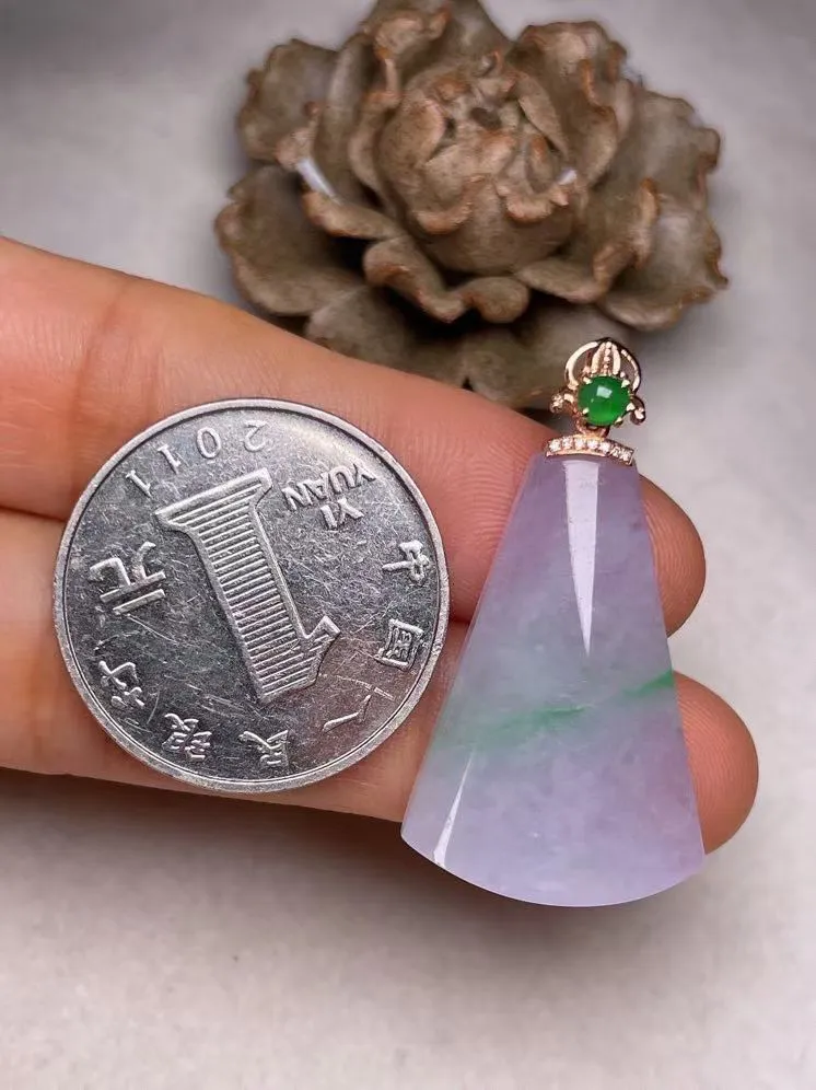 冰糯种紫罗兰无事牌吊坠、真金真钻镶嵌，种水好，玉质细腻 .裸石尺寸 28.5*19.5