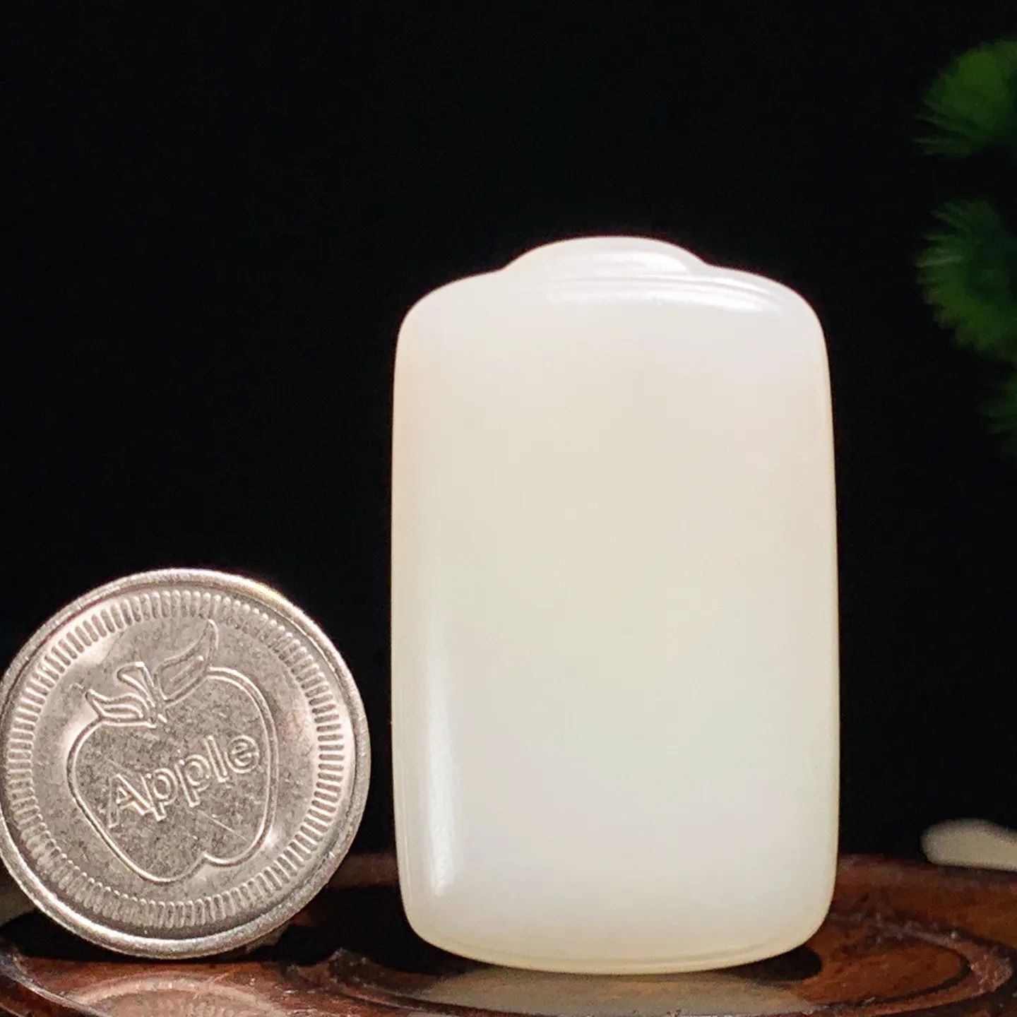 新疆和田玉羊脂白且末糖平安无事牌挂件。尺寸46/30/13重 40.8克 玉质细腻油润。手推出油。佩戴高端典雅。lt251223