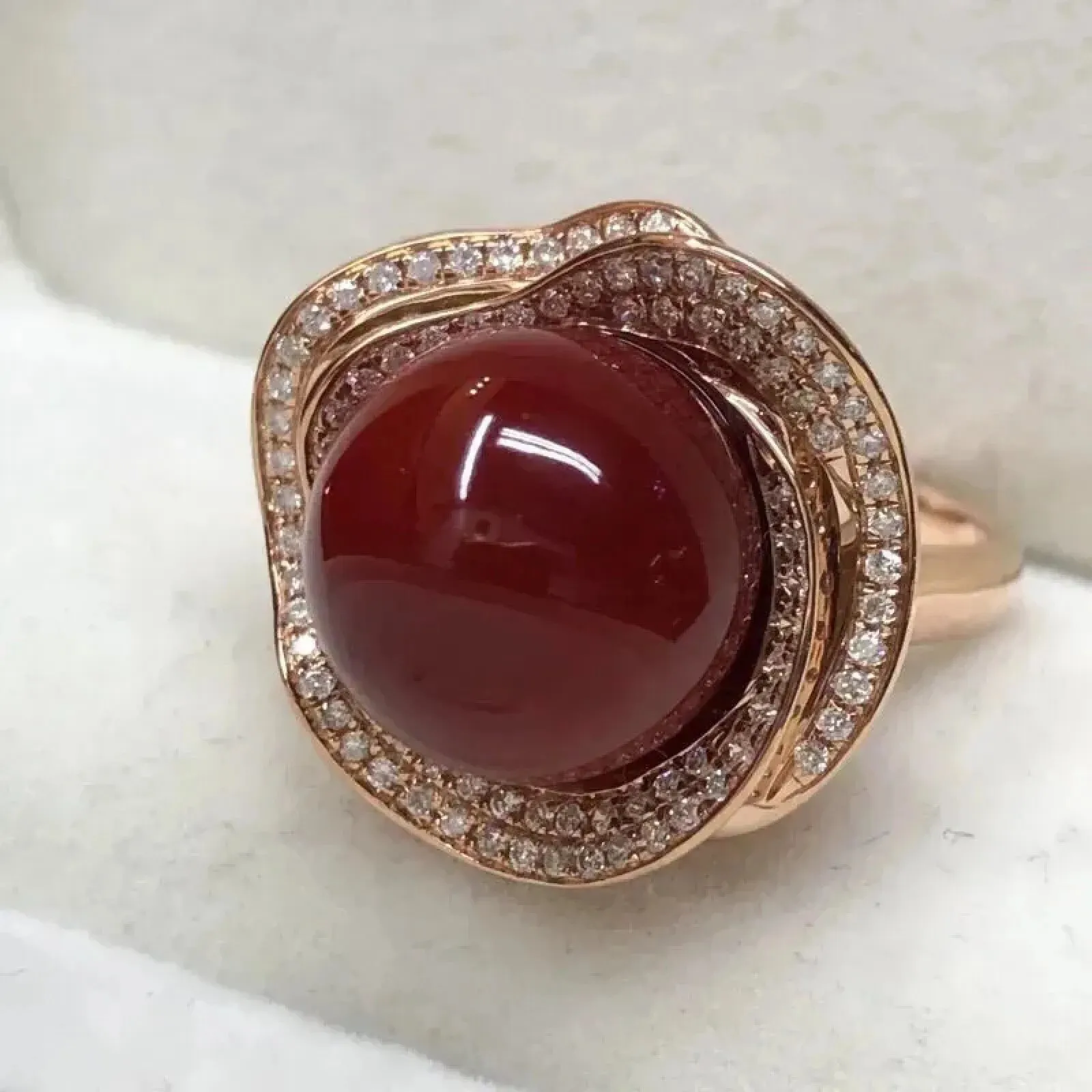 【天然阿卡赤血牛血红珊瑚11.8mm大圆珠豪华双层满钻镶嵌戒指】天然无添加无优化，日本产地，阿卡材料，赤血牛血红颜色，光泽水嫩柔润，大裸石尺寸为11.8*11.8*11.8mm，整体尺寸18.5*19.1*12.3mm，18K真金钻石豪华镶嵌！重量为7.45克，圈口内径为17.6mm,圈口号为15。上手效果豪华富贵！