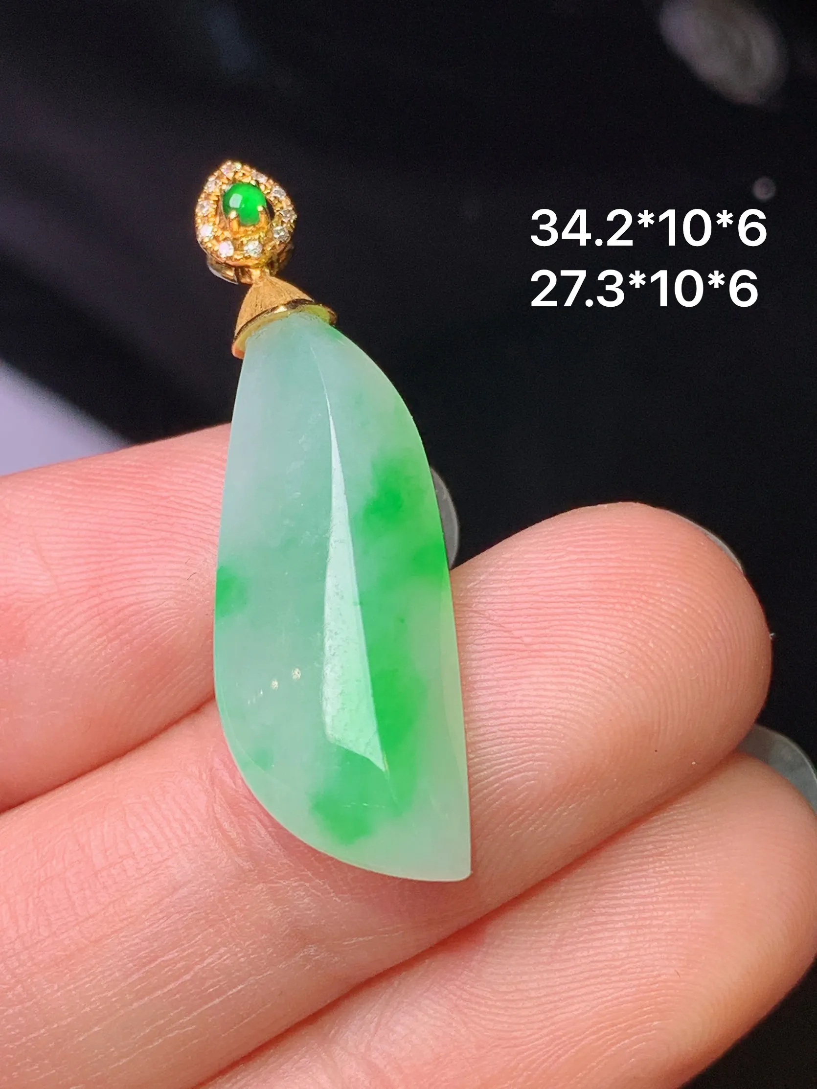 18k金钻镶嵌飘绿随形吊坠 玉质细腻 色泽清新艳丽 整体尺寸34.2*10*6