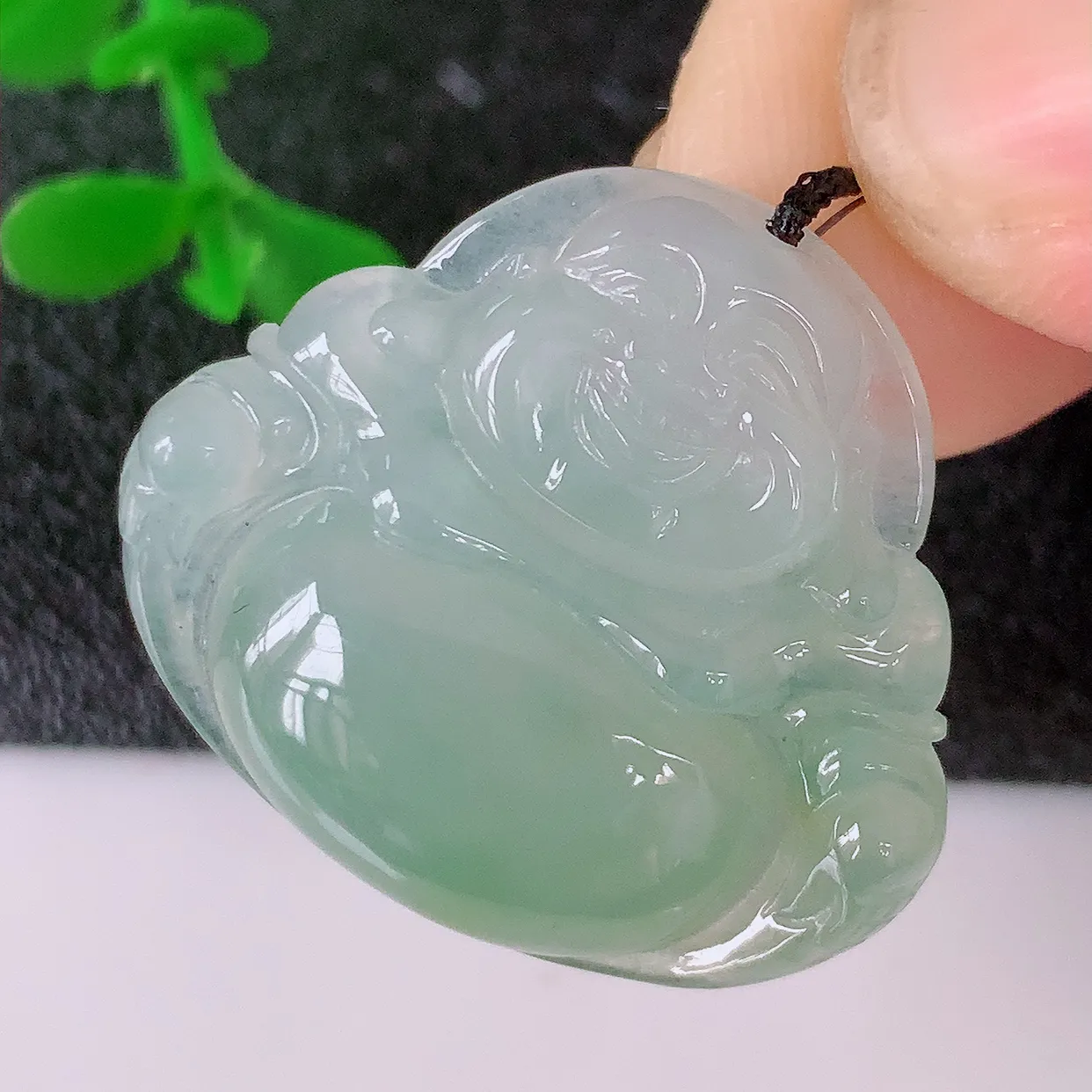自然光实拍，冰种淡绿翡翠佛公吊坠，水灵起胶，翠色迷人，佛公在心中，一生平安，饱满圆润，开怀大笑佛公，配戴灵气十足！#46.24