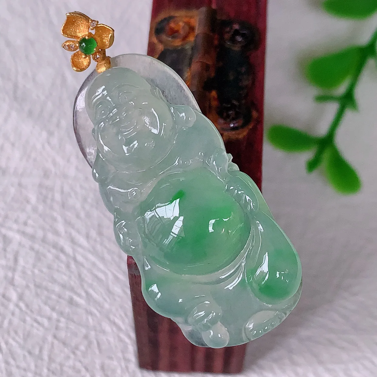 自然光实拍，18K金镶嵌冰种飘绿翡翠逍遥布袋佛吊坠，代代有钱，水足丰盈，盈满欢喜，配戴送礼佳品！#1.24整体37.5裸石31.8*15.5*5.8