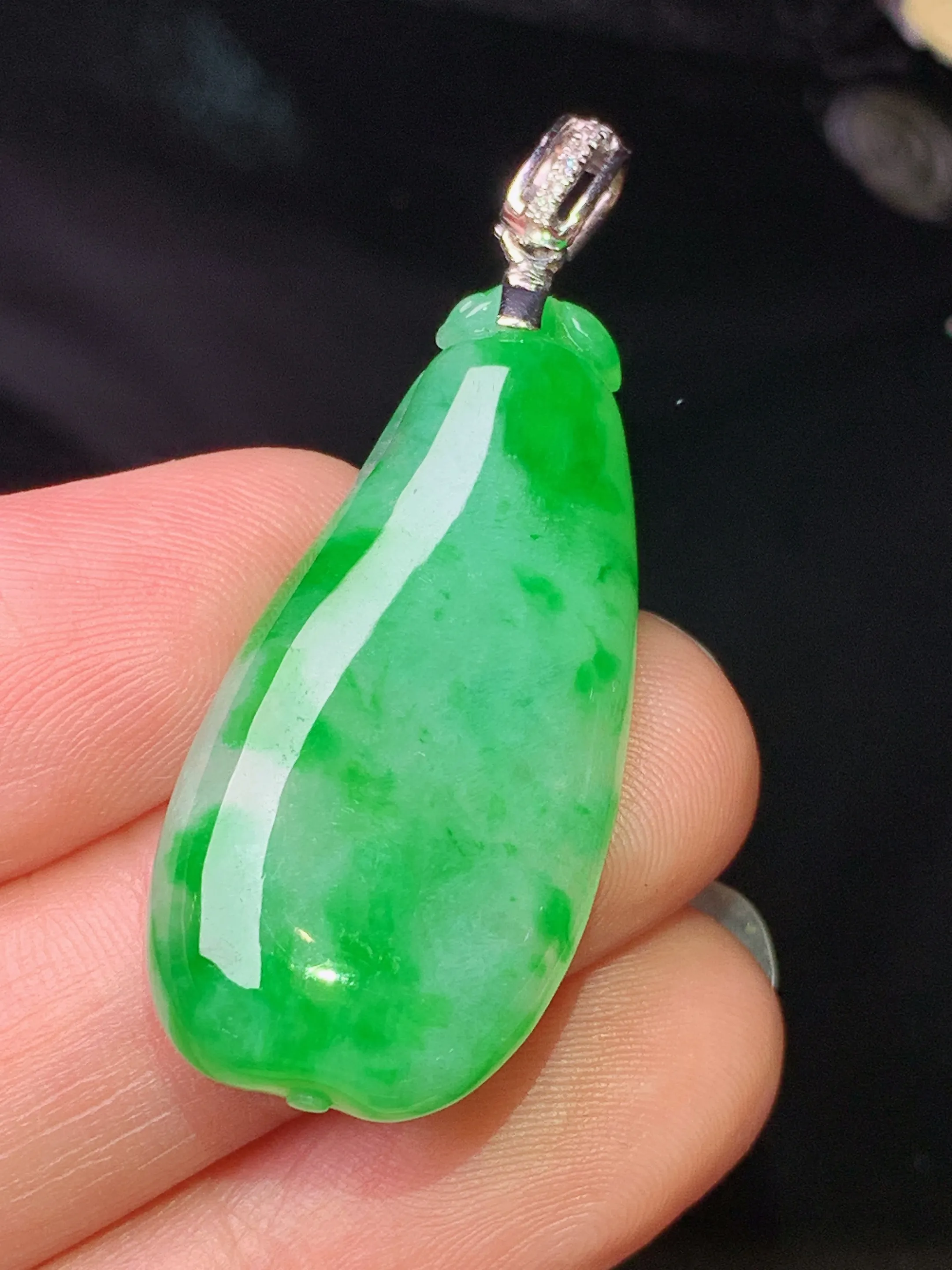 18k金镶嵌翠绿福瓜吊坠 玉质细腻 色泽清新艳丽 整体尺寸42*16.3*5