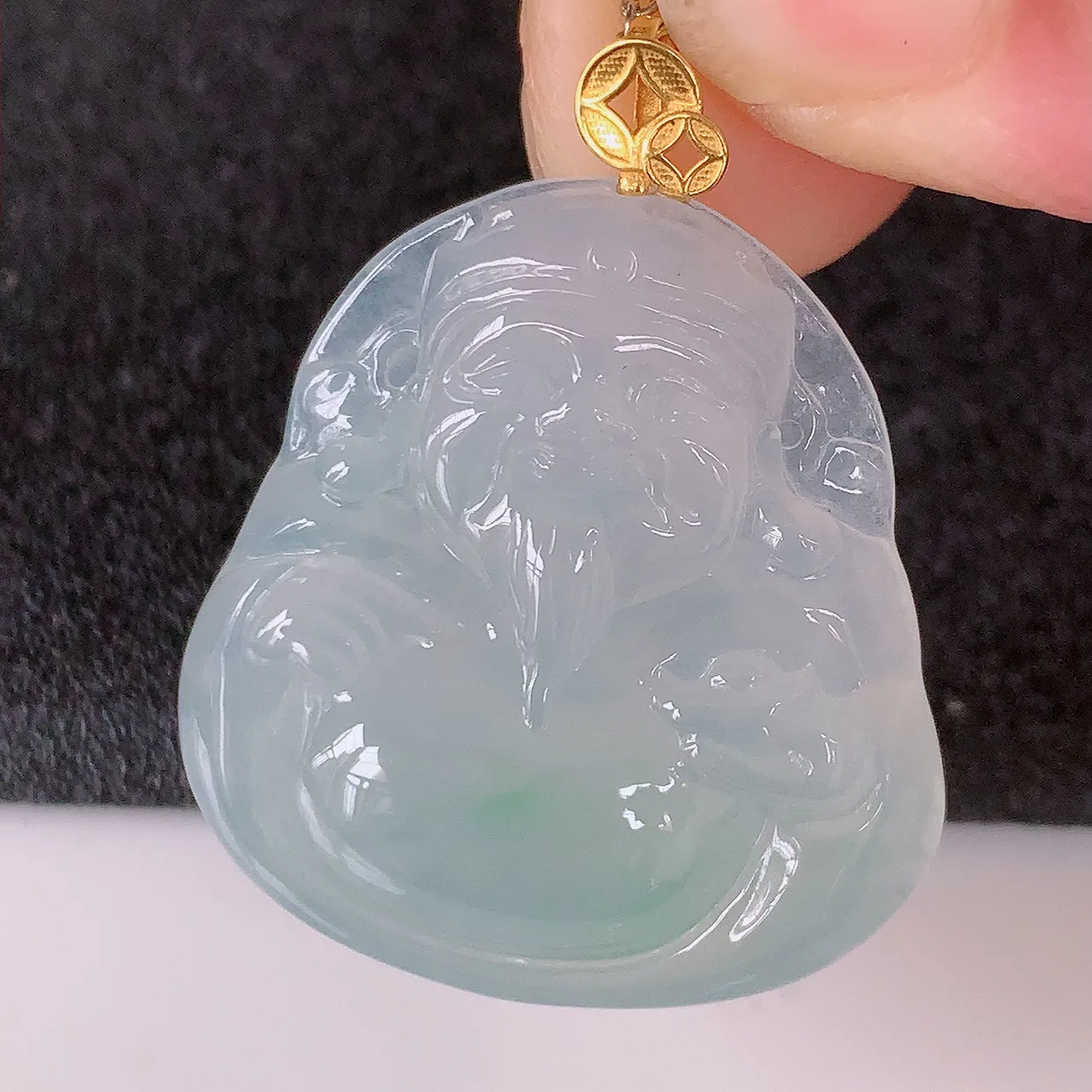 自然光实拍，18K金镶嵌冰种飘花翡翠招财财神爷吊坠，财神到你家里来，年年月月发大财，形态极为讨喜，佩