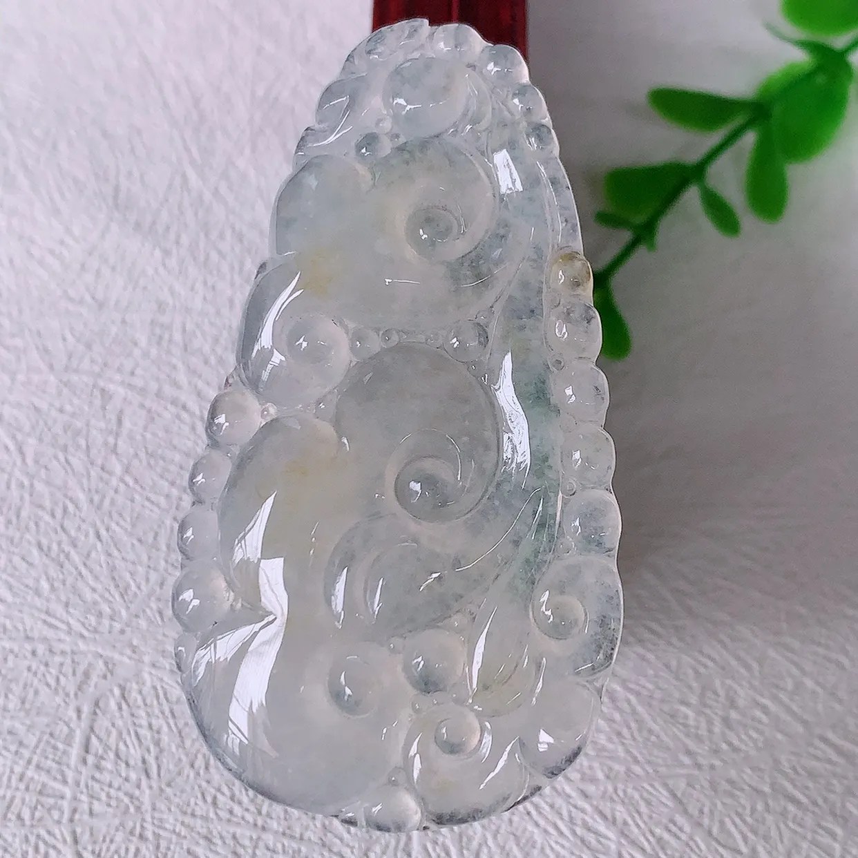 自然光实拍，冰种黄翡翡翠如意吊坠，上身效果非常美，饱满大气，工艺美，万事如意，如意一生，#46.24