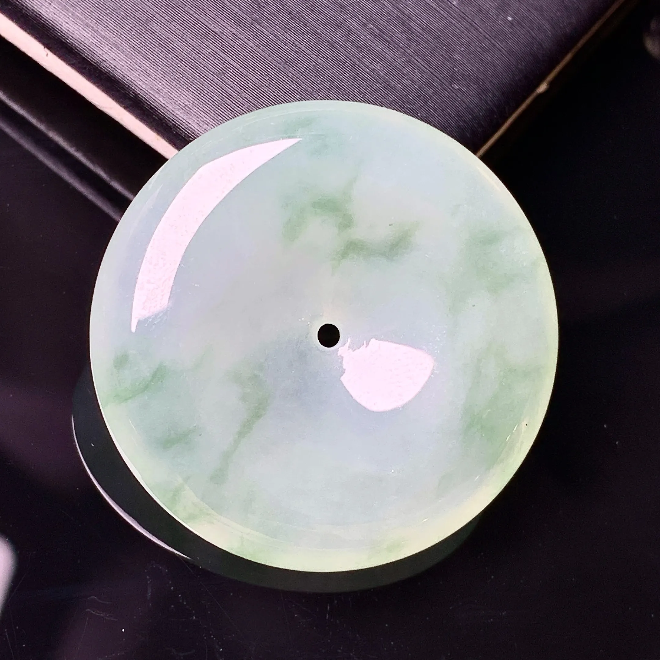 冰种飘绿平安扣吊坠 玉质细腻 色泽清新艳丽 整体尺寸28.7*5.6