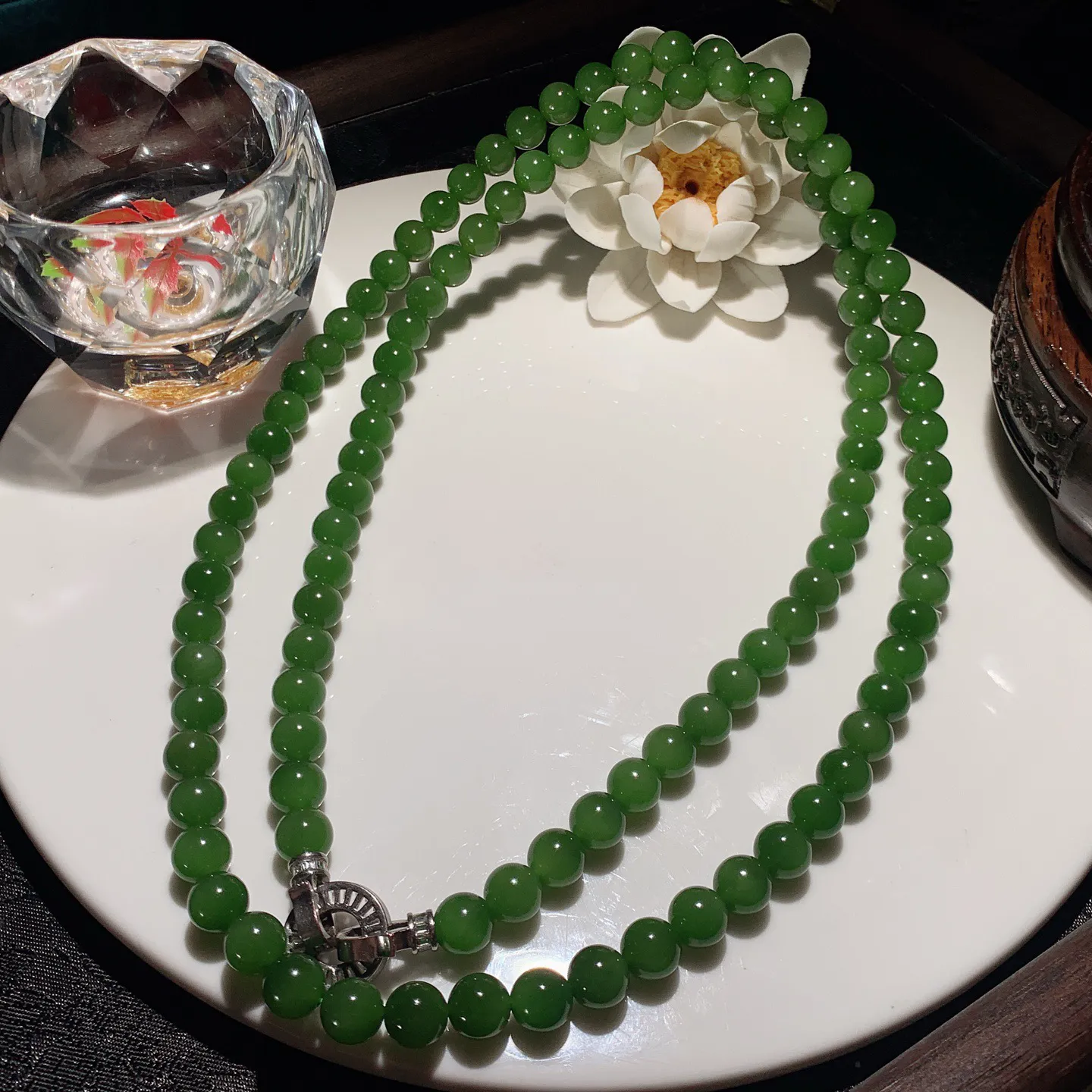 和田玉阳绿俄罗斯碧玉108佛珠项链。单颗尺寸8！玉质细腻油润。手推出油。佩戴高端典雅。lt251225