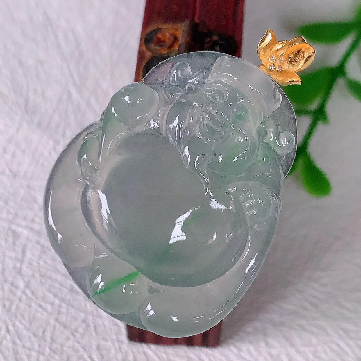 自然光实拍，18K金镶嵌冰种飘绿翡翠招财财神爷吊坠，财神到你家里来，年年月月发大财，形态极为讨喜， 