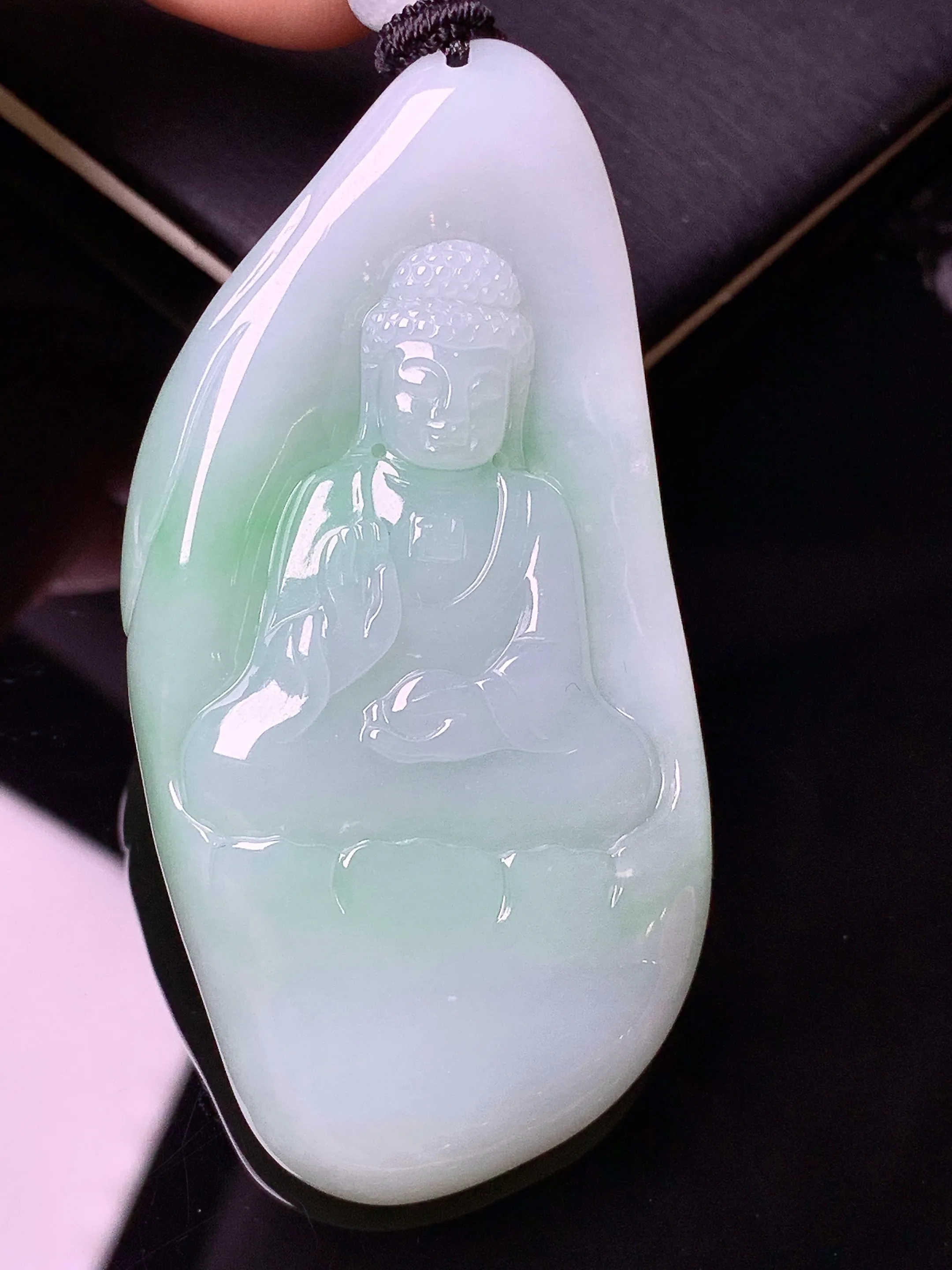 飘绿大日如来佛祖吊坠 玉质细腻 色泽清新艳丽 整体尺寸62.2*30.2*10.5