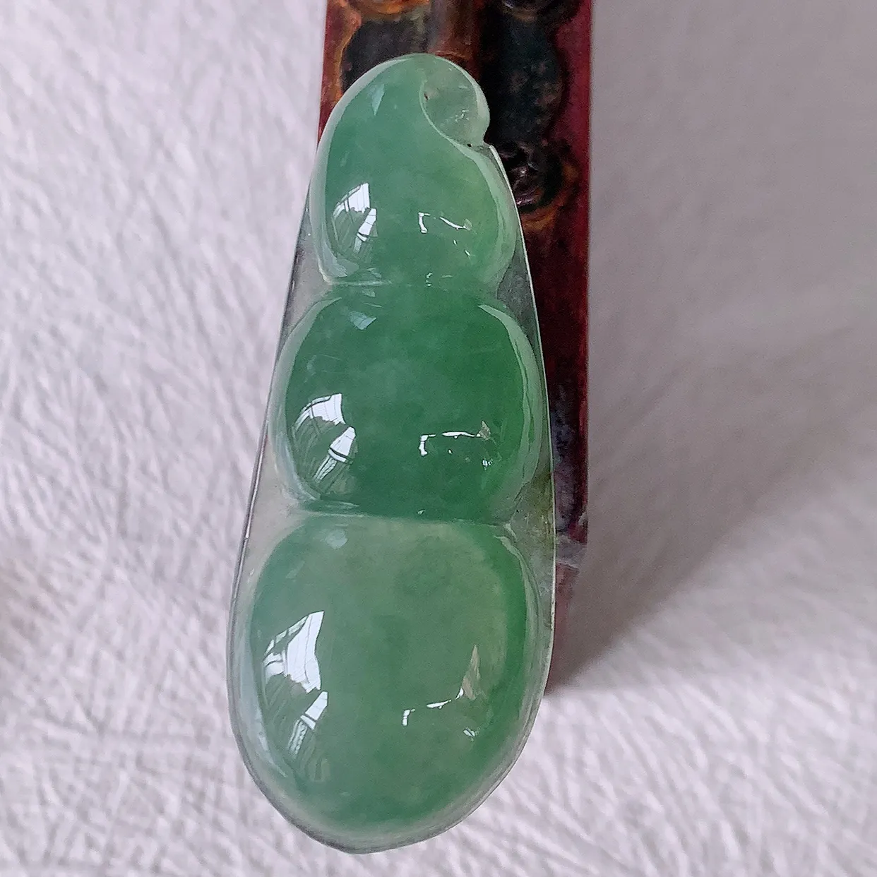 自然光实拍，冰种满绿翡翠四季豆吊坠，平安豆福豆玉坠，冰润通透，豆粒饱满，寓意：豆蔻年华！#57.24