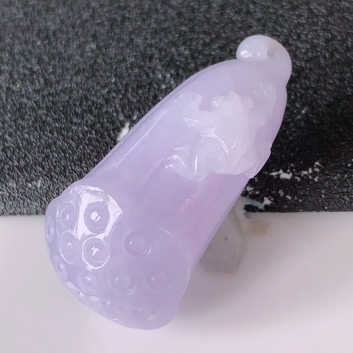 自然光实拍，冰润紫罗兰翡翠招财莲蓬吊坠，水润精细，寓意路路都通，有着促进事业有运！#05.24