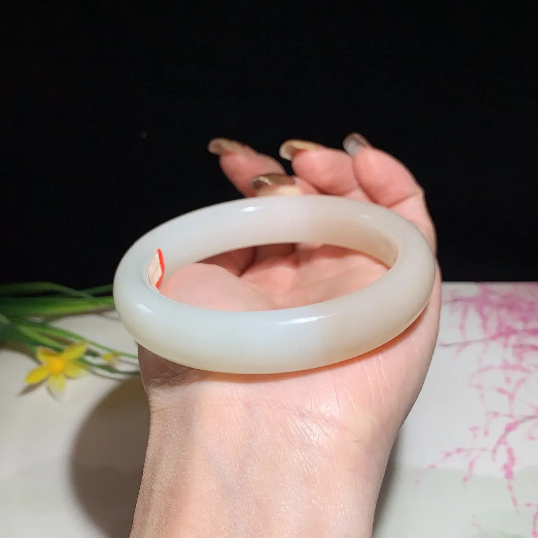 和田玉60圈口藕粉色手镯！玉质细腻油润 底色纯净 无裂无杂 脂粉好，品质好！