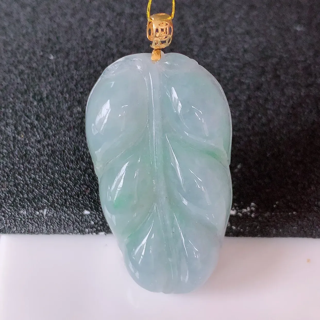 18K金镶嵌冰春带彩翡翠叶子吊坠 ，种水足，色泽清新，工艺精湛，叶子寓意美好；金枝玉叶，事业有成。#