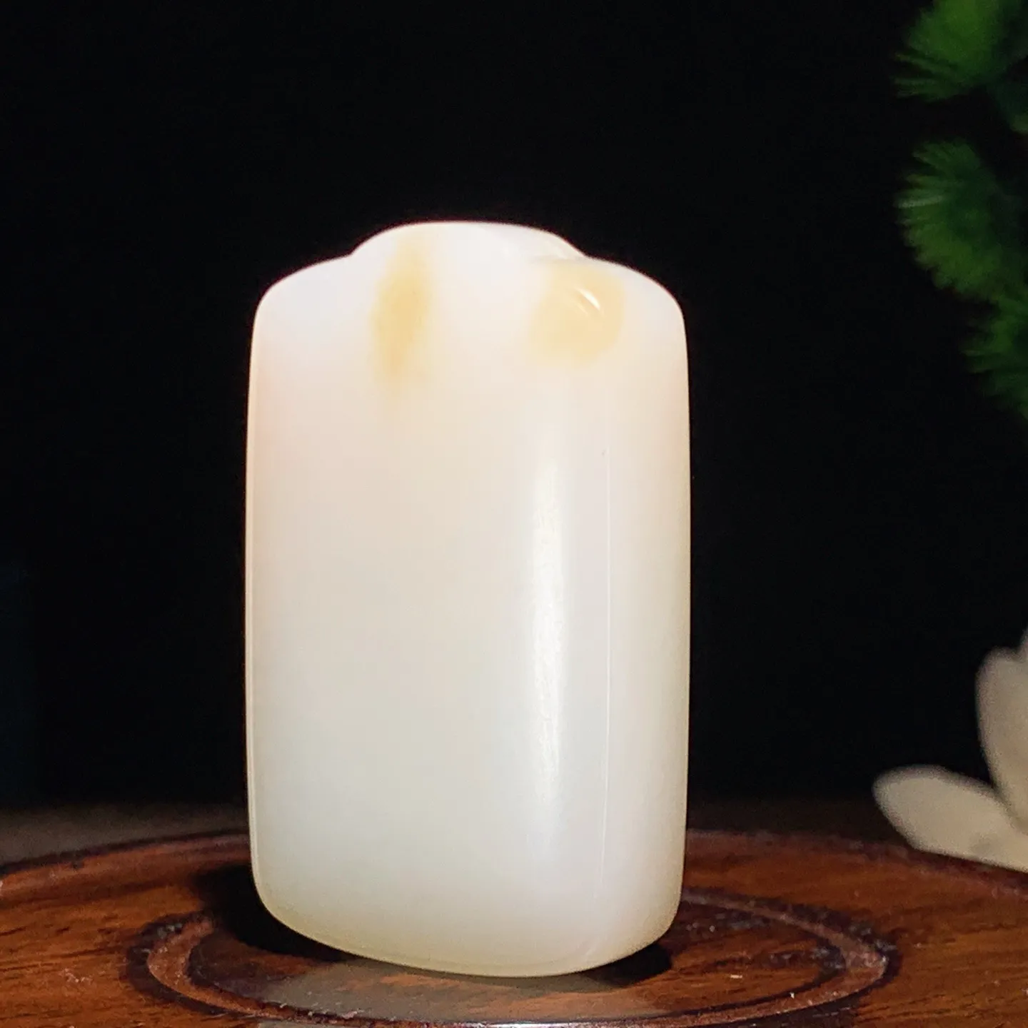 新疆和田玉羊脂白且末糖平安无事牌挂件。尺寸46/30/13重 40.8克 玉质细腻油润。手推出油。佩