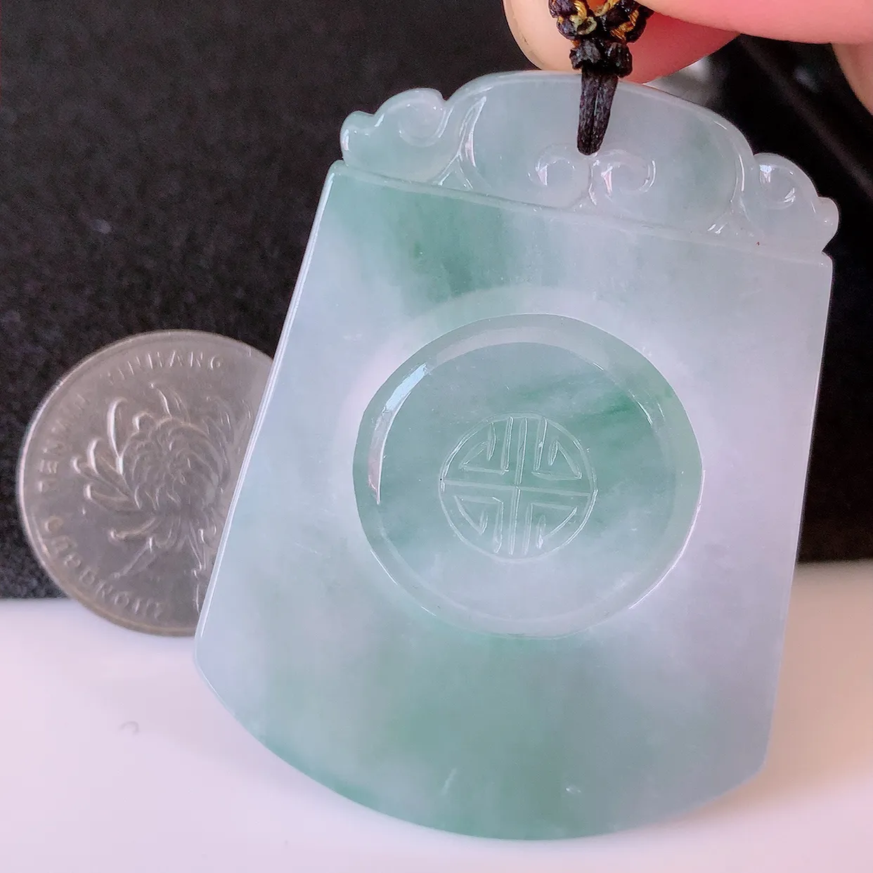 自然光实拍，冰润飘花翡翠时来运转吊坠，翠色灵动，佩戴效果时尚出众，尽显气质，玉质细腻，美感十足。#02.26