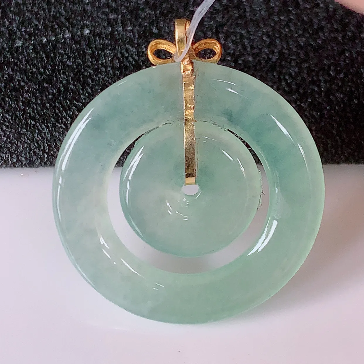 18K金镶嵌冰种翡翠平安母子扣吊坠，水润光泽，寓意平平安安，佩戴时尚漂亮！#49.24