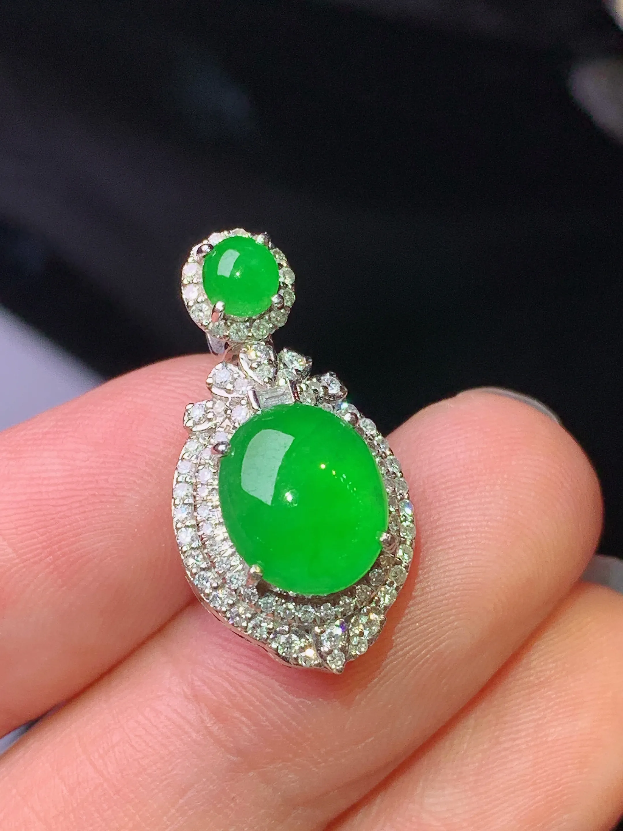 18k金钻镶嵌满绿蛋面吊坠 玉质细腻 色泽清新艳丽 整体尺寸23.2*12*11