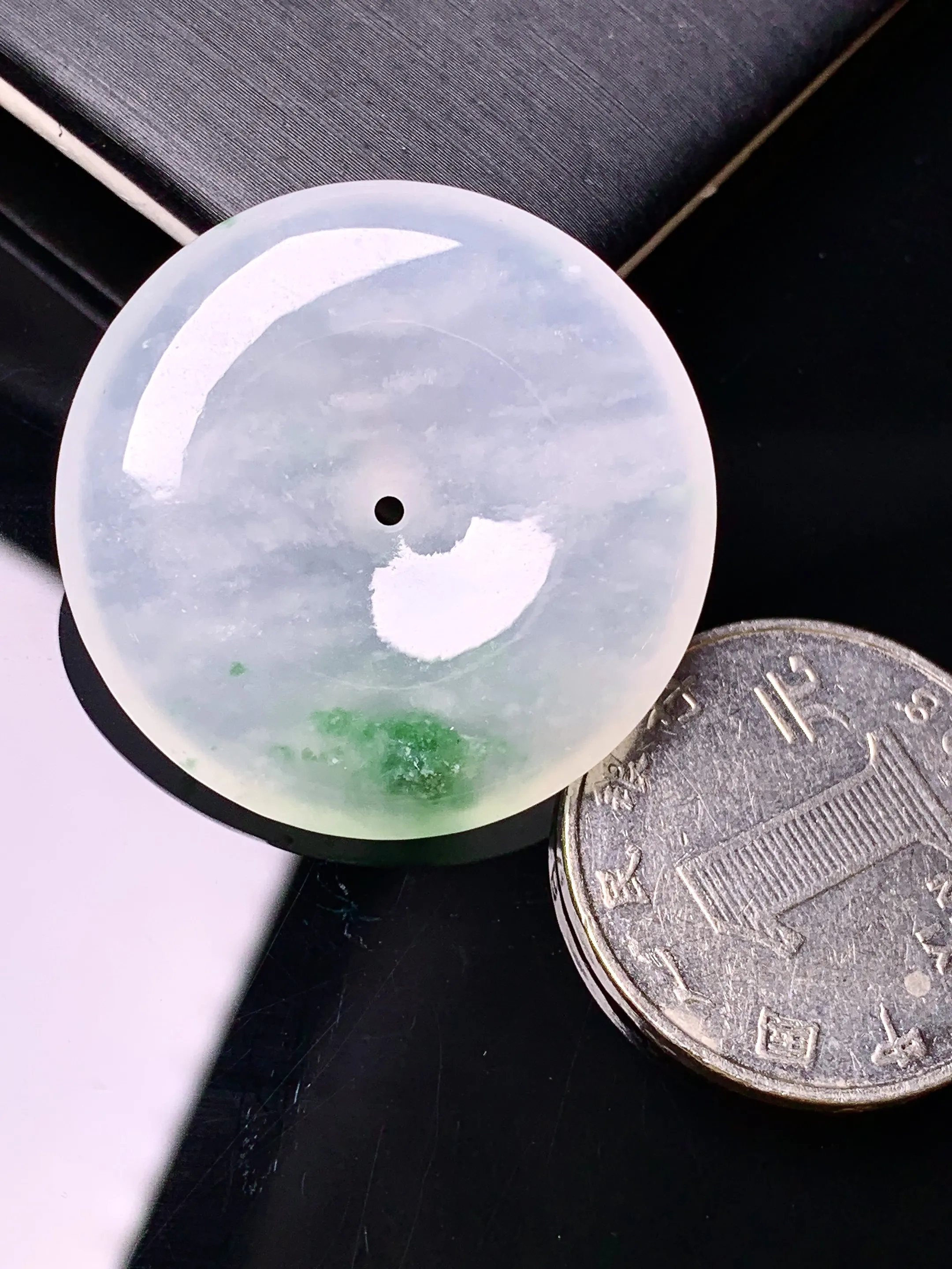 冰种飘绿平安扣吊坠 玉质细腻 色泽清新艳丽 整体尺寸31.2*5.8