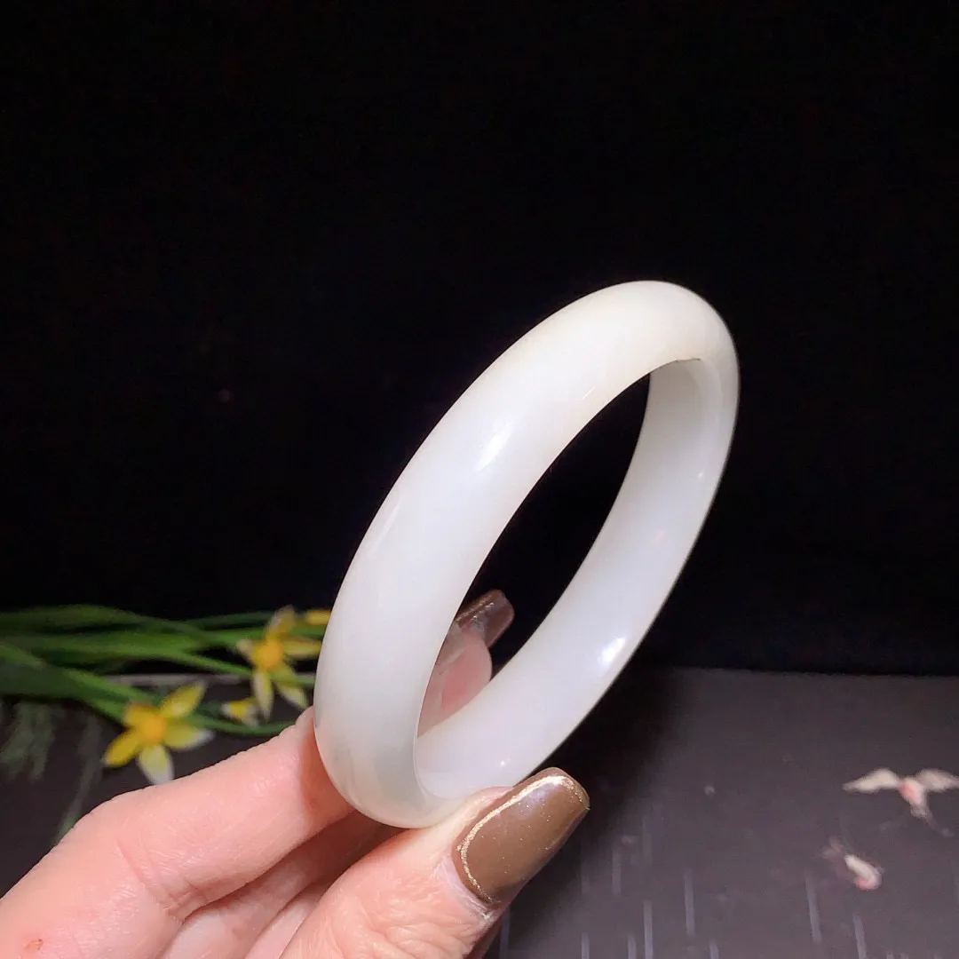 和田玉60.5圈口白玉手镯！圈口60.5宽13玉质细腻油润 底色纯净 无裂无杂 脂粉好，品质高