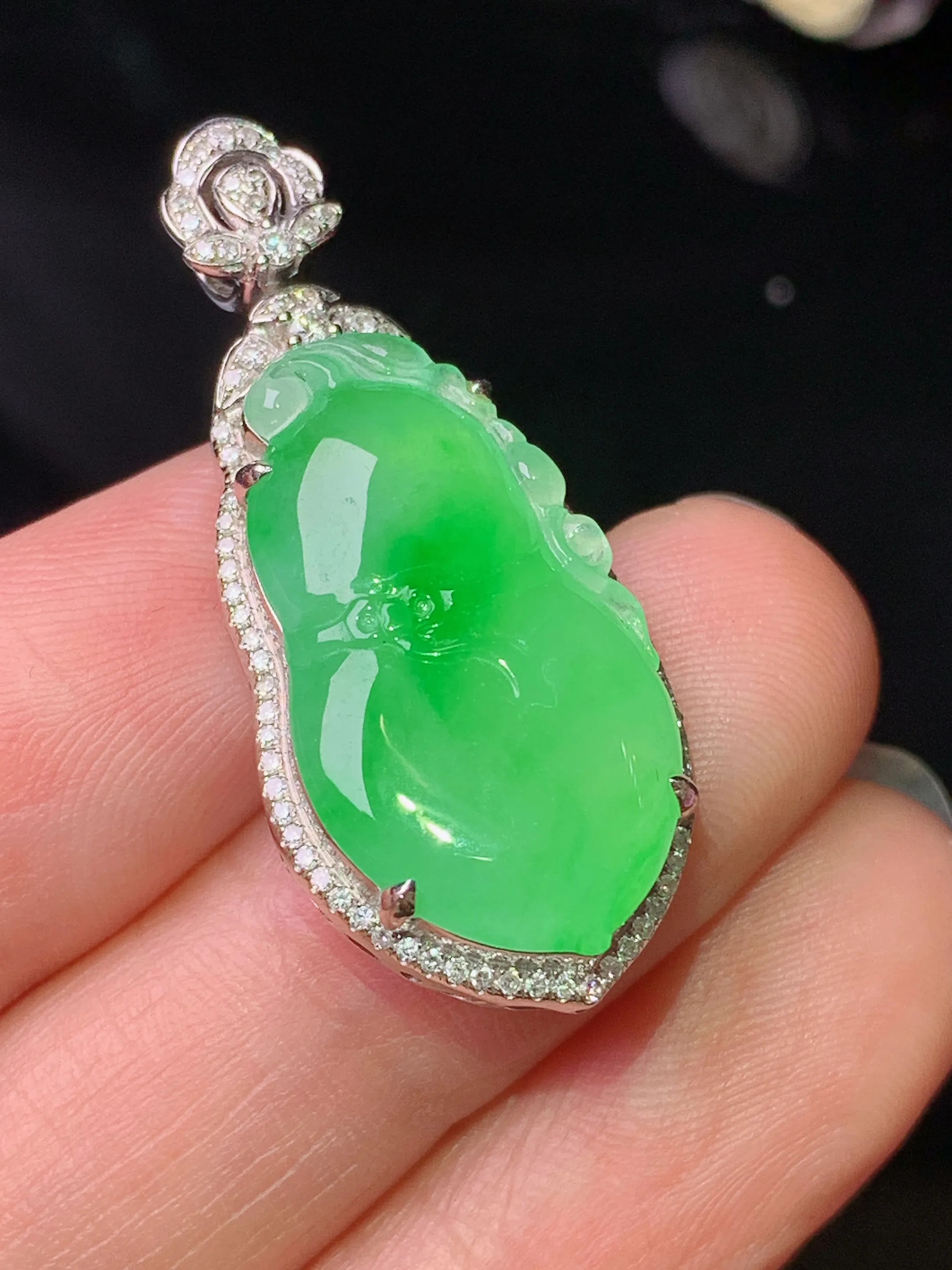 18k金钻镶嵌翠绿葫芦吊坠 玉质细腻 色泽清新艳丽 整体尺寸34.2*14.8*7.5